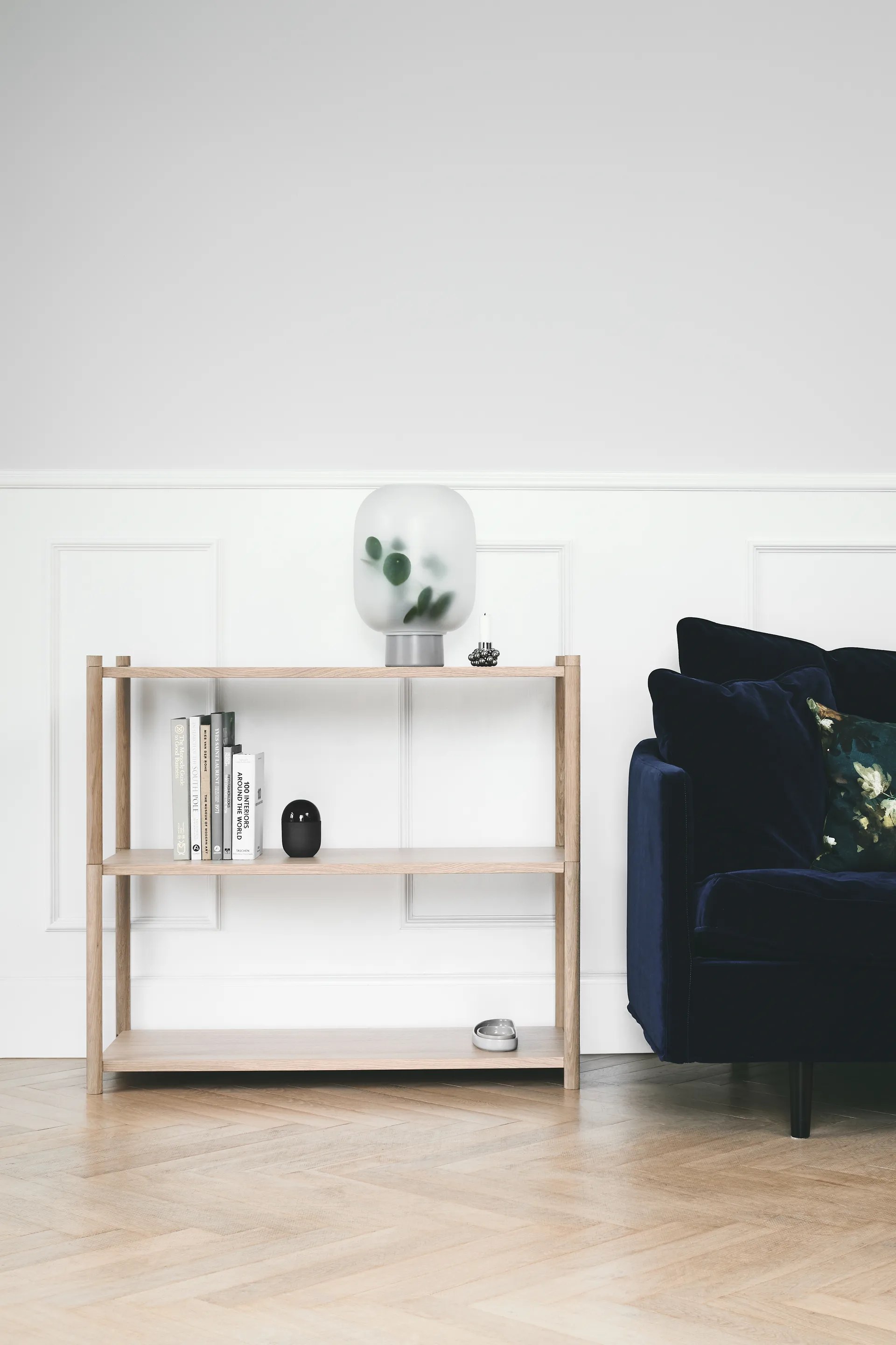 Sceene bookcase A, Ljus ek Gejst