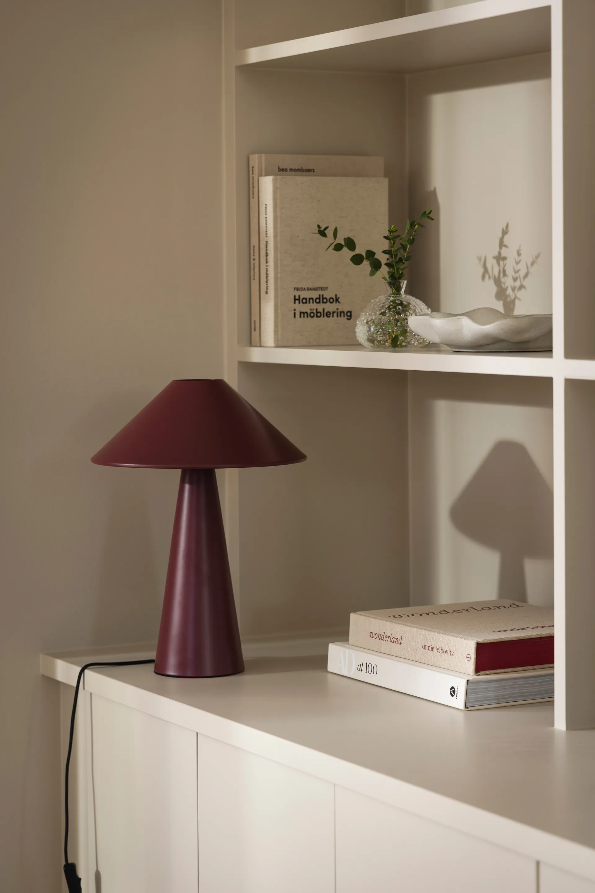 Cannes bordslampa, Burgundy Globen Lighting