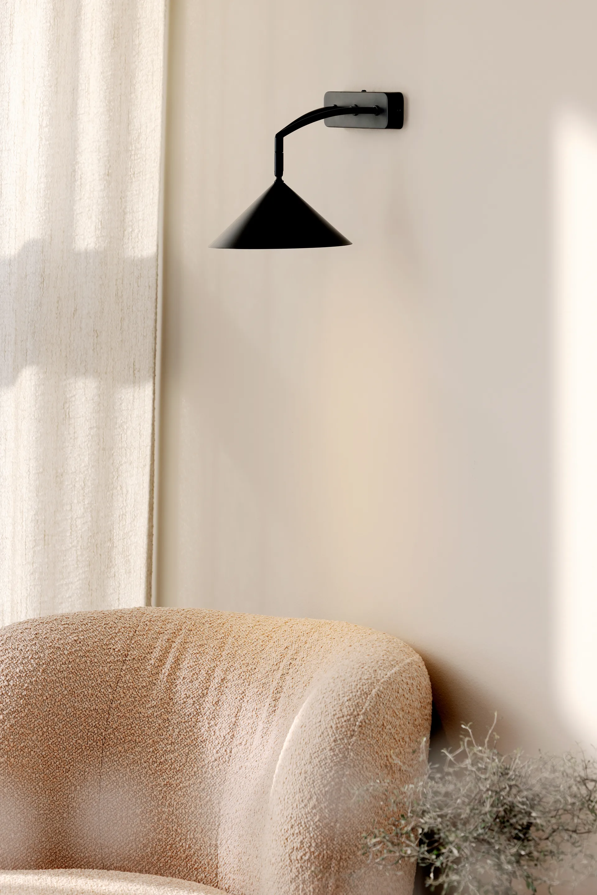 Curve vägglampa, Svart Globen Lighting