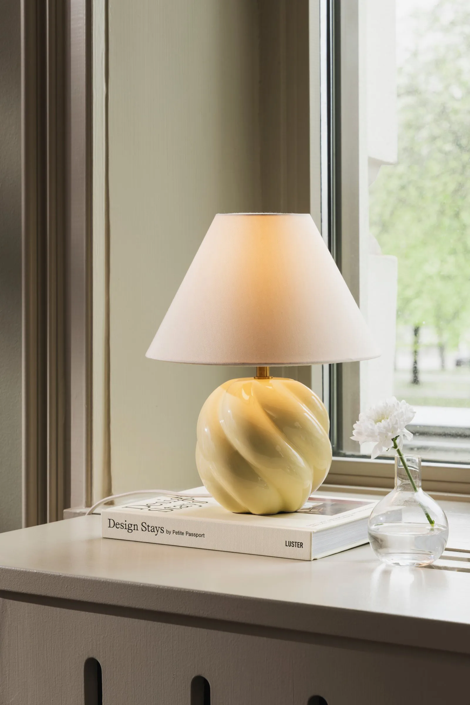 Dahlia bordslampa, Butter yellow Globen Lighting