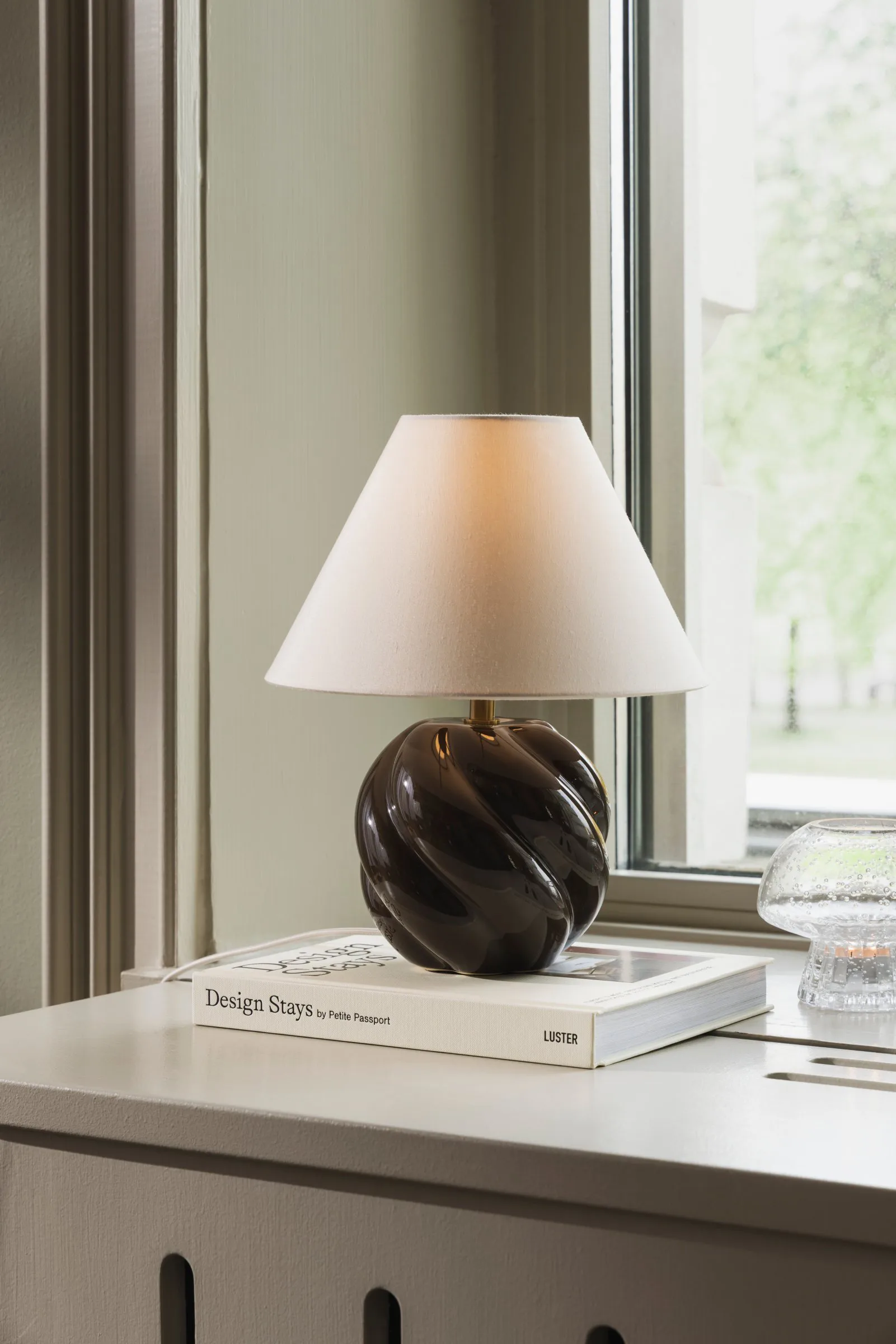Dahlia bordslampa, Mocha Globen Lighting