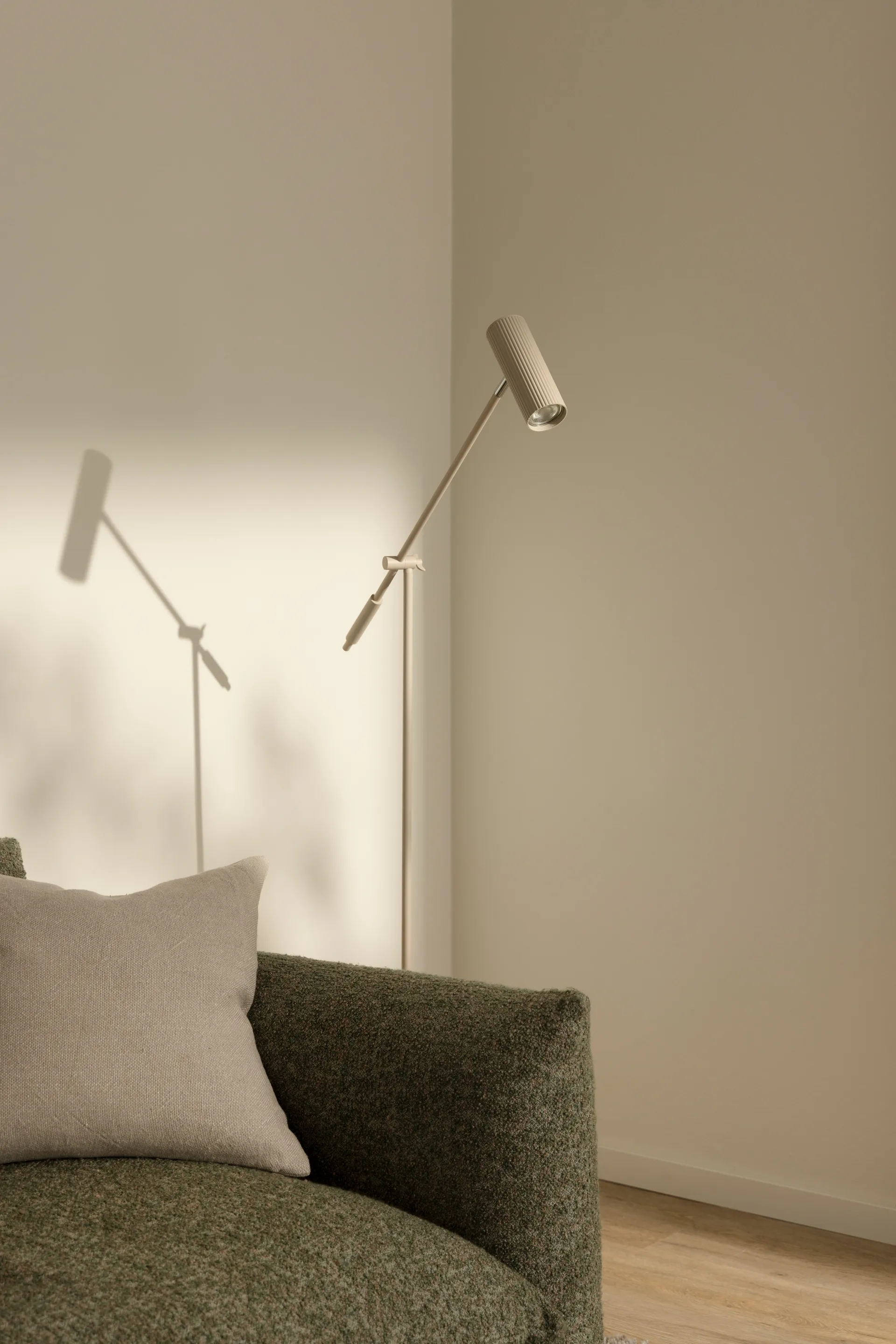 Hubble golvlampa, Read beige Globen Lighting