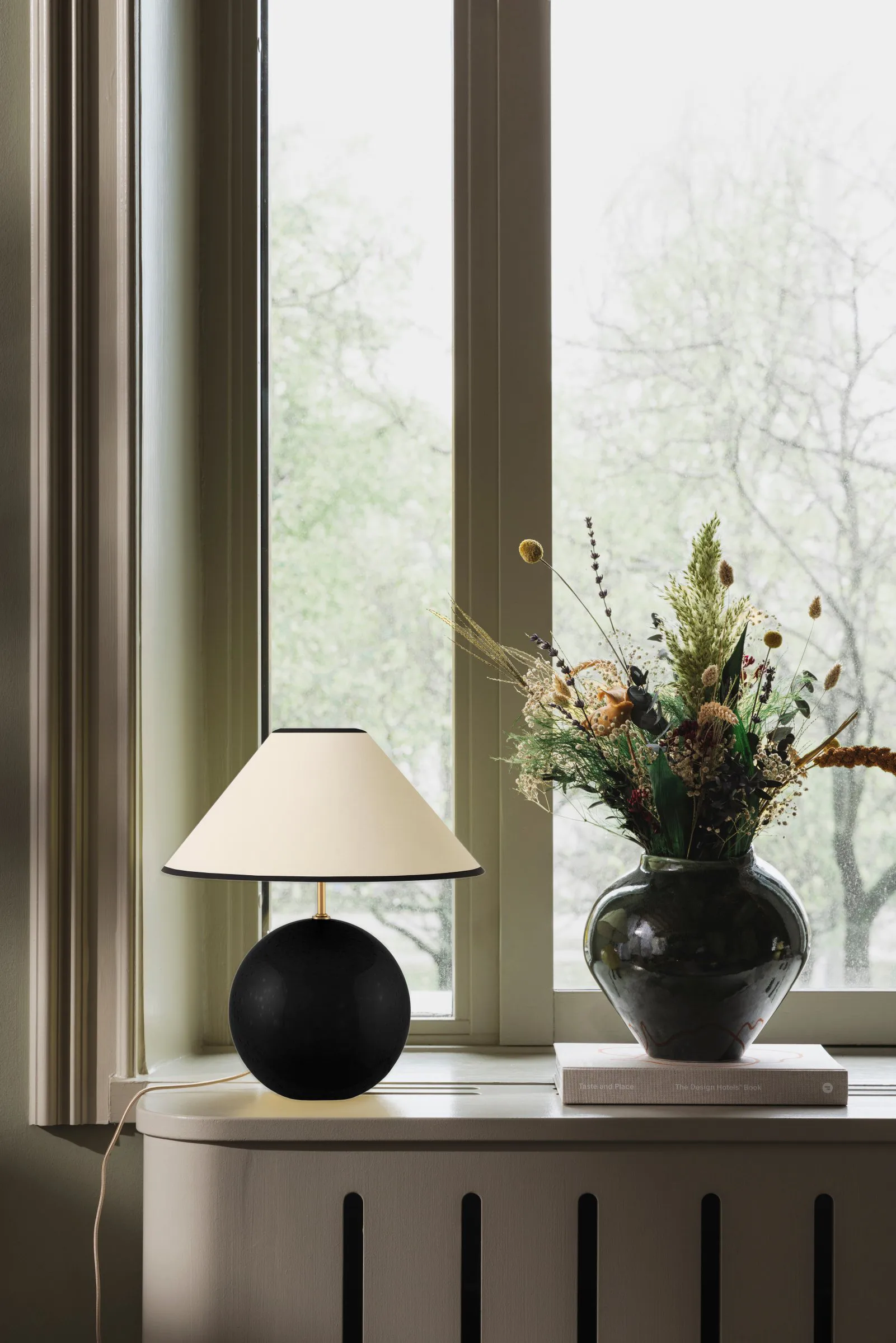 Iris 35 bordslampa 39 cm, Noir Globen Lighting