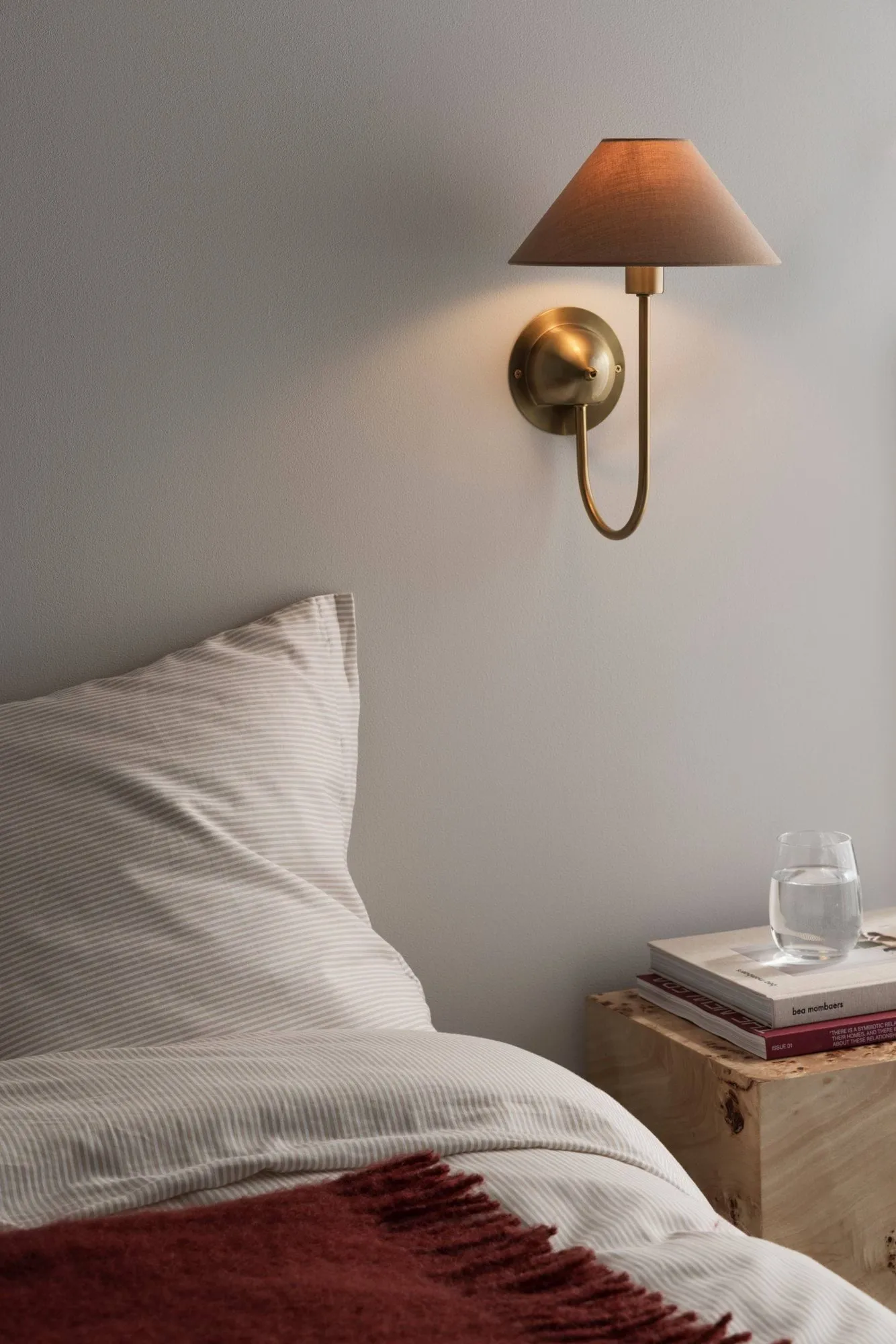 Iris vägglampa, Mocha Globen Lighting