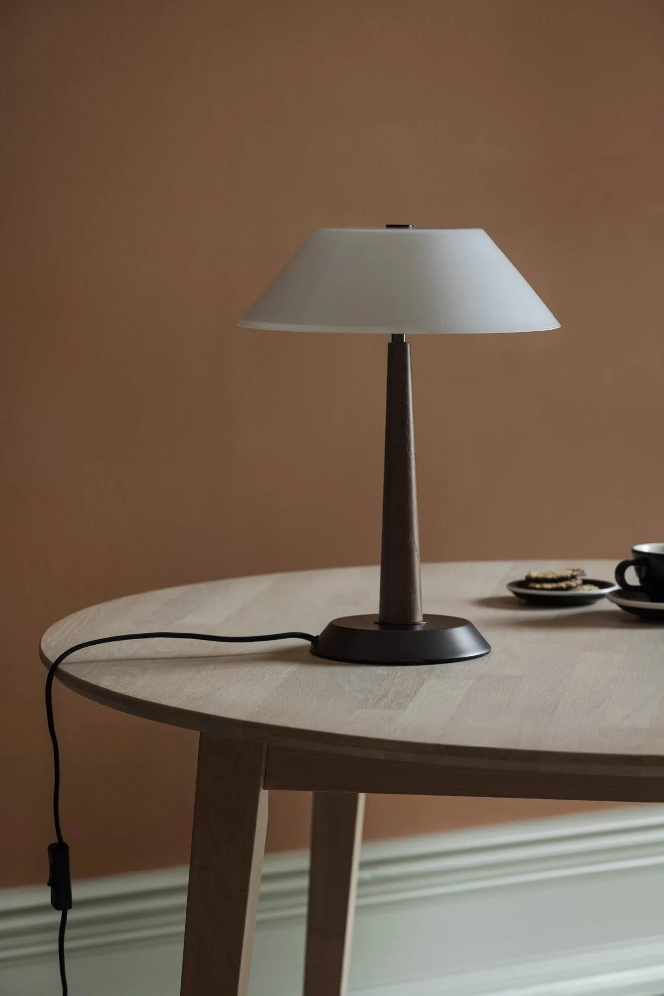 Ligna bordslampa, Brunbetsad, Ø29x39,2 cm Globen Lighting