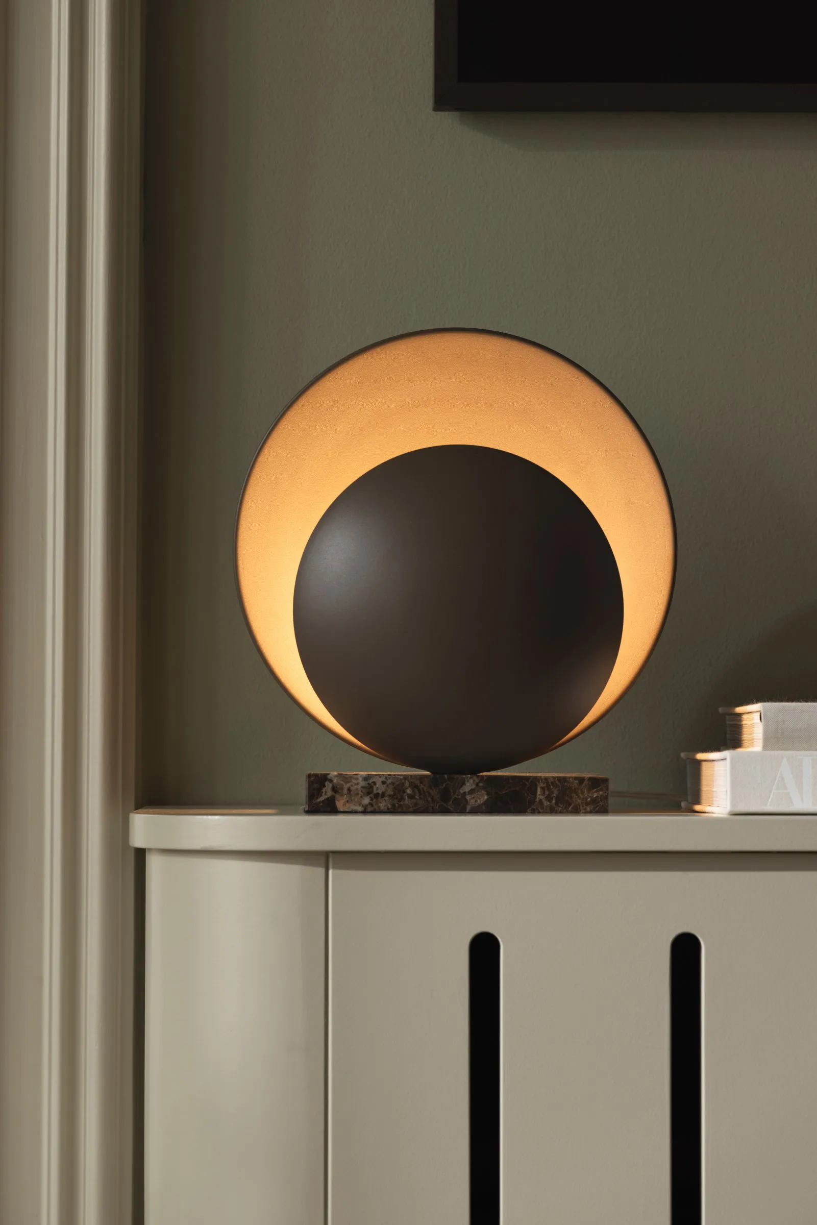 Orbit bordslampa, Mocha, brun marmor Globen Lighting
