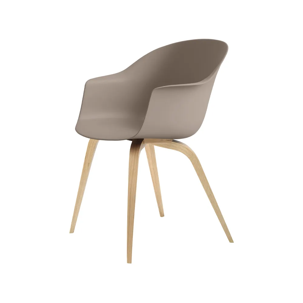 Bat stol, new beige, mattlackat ekstativ GUBI