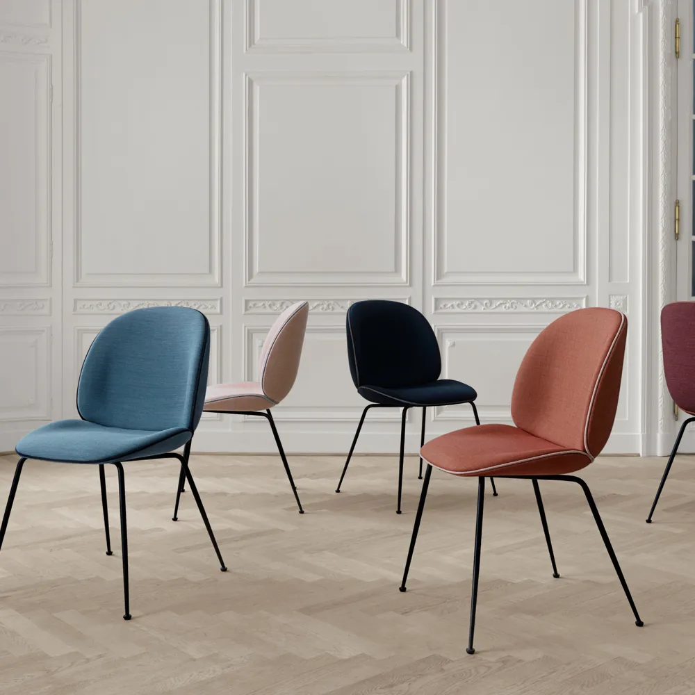 Beetle dining chair fully upholstered conic base, tyg velluto cotone 970 mörkblå-svart stålstativ GUBI