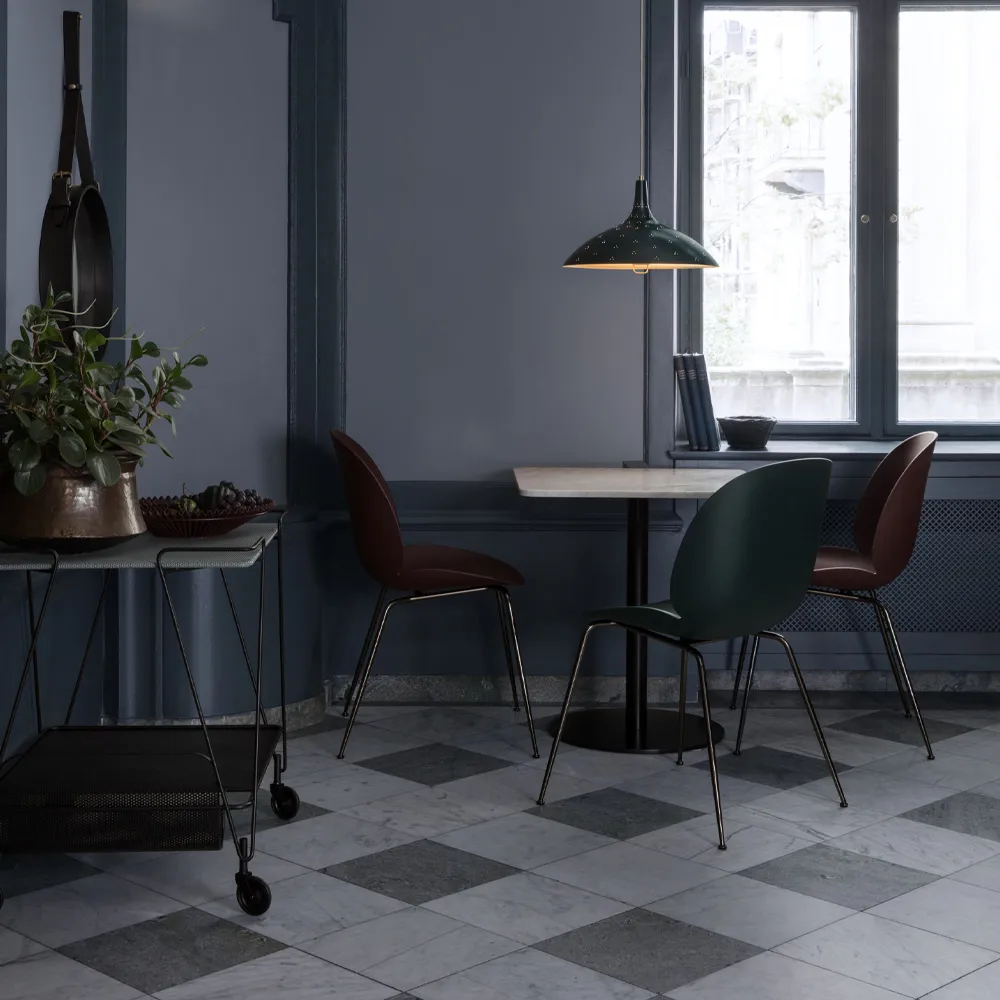 Beetle stol, Black, svartbetsat bokstativ GUBI