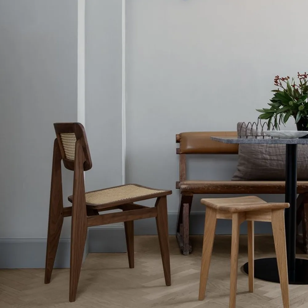 C-Chair stol, american walnut, rotting GUBI
