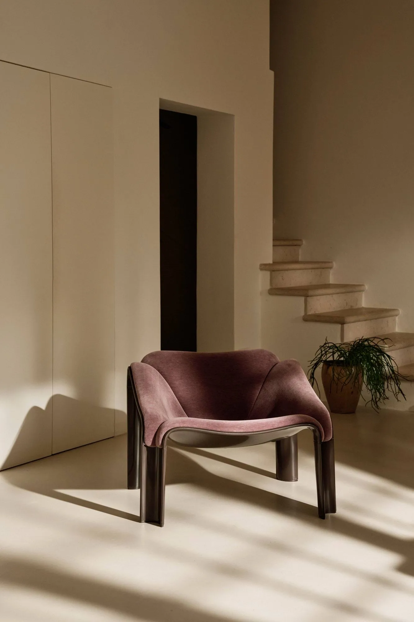 F300 loungestol,  Molé-Smooth läder Coffee GUBI