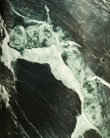 Gravity L bordslampa - Emerald marble-canvas - GUBI