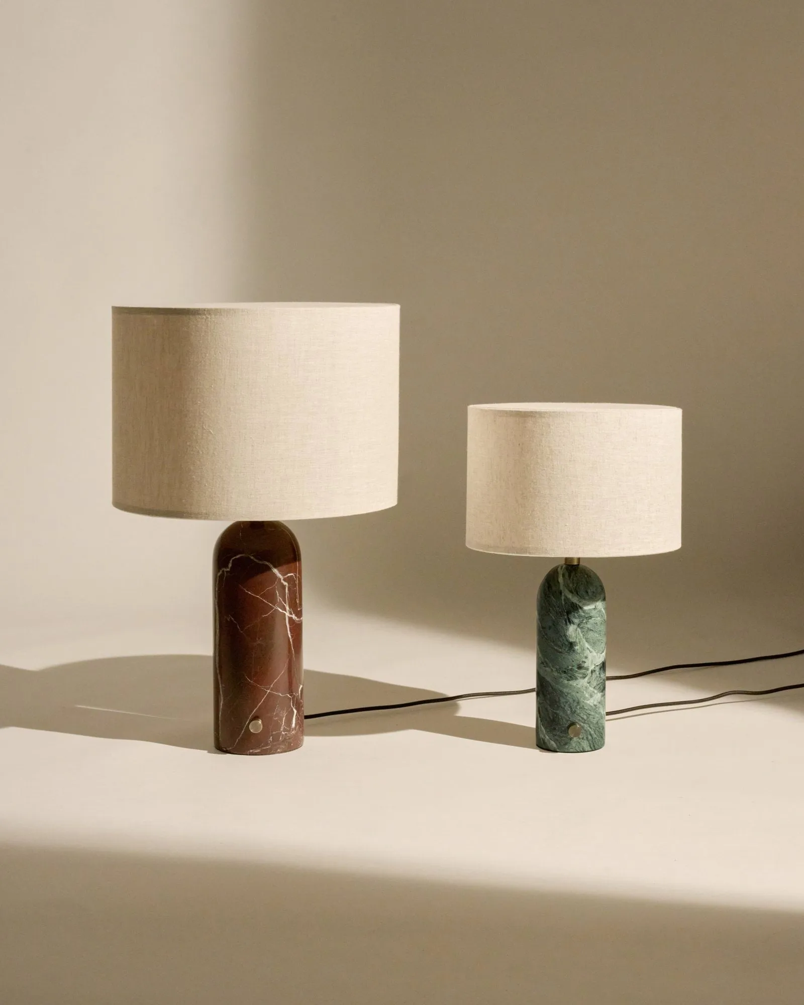 Gravity L bordslampa, Maroon marble-white GUBI