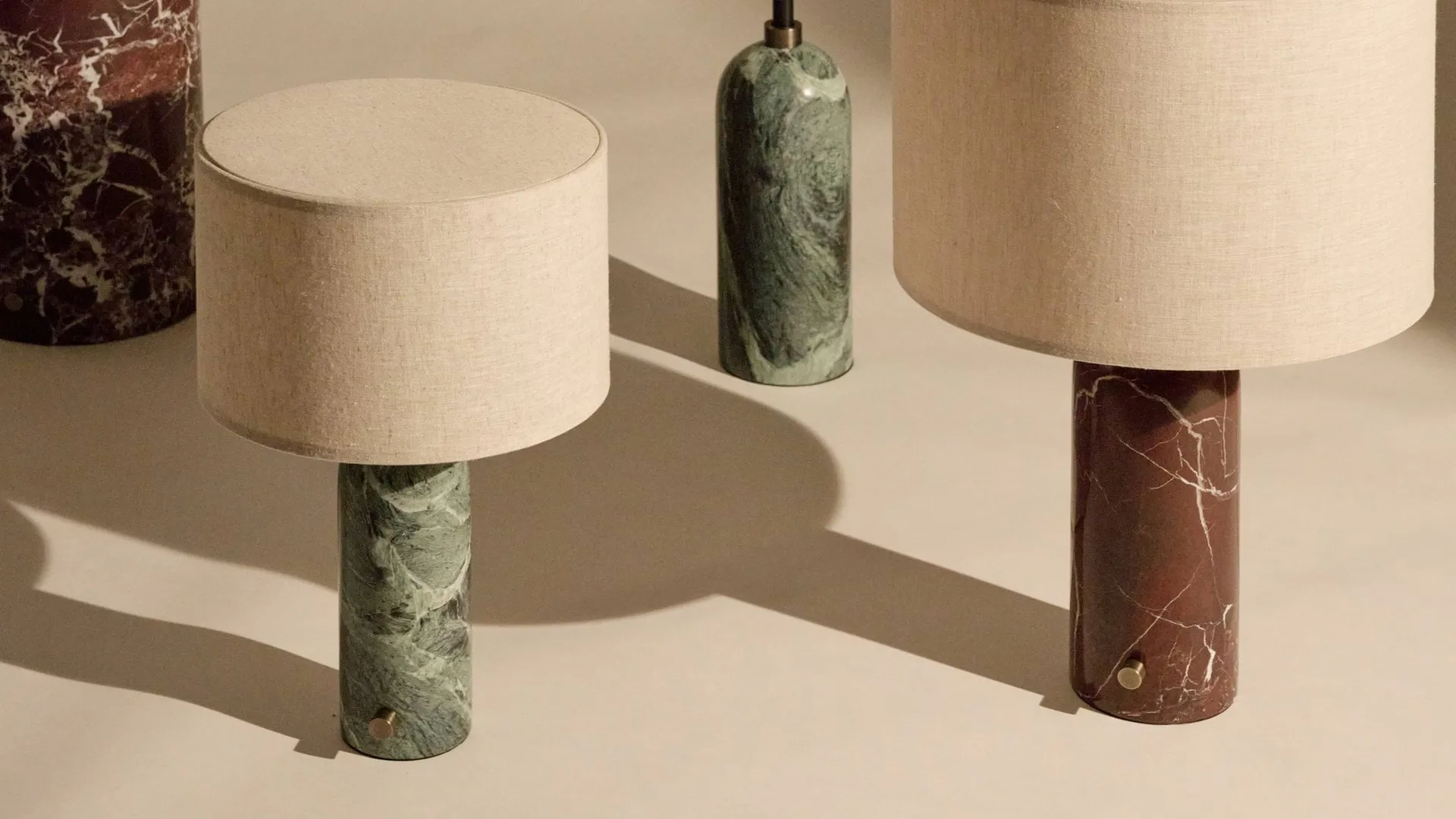Gravity S bordslampa, Emerald marble-white GUBI