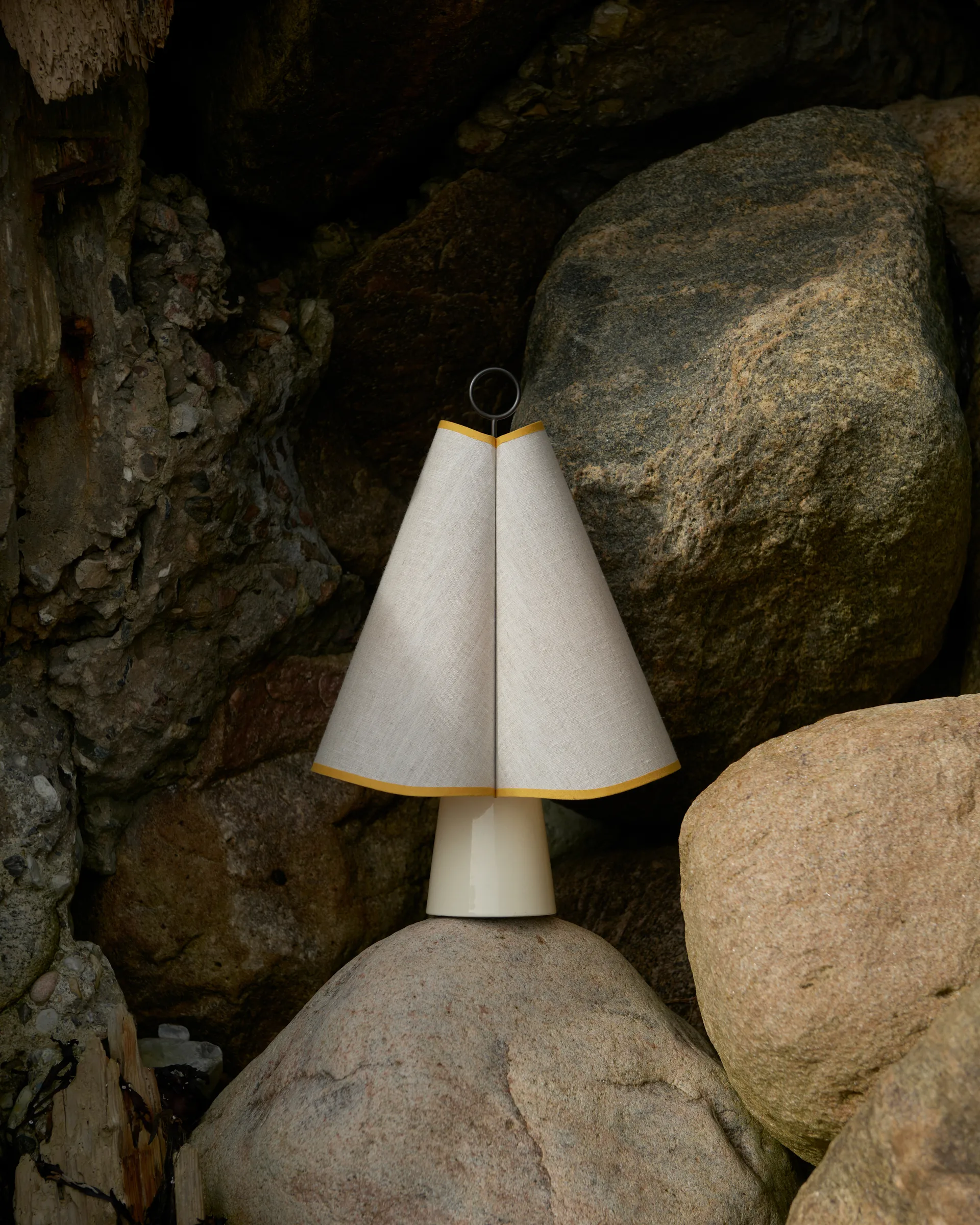 Hornbæk portabel bordslampa, Poppy yellow GUBI