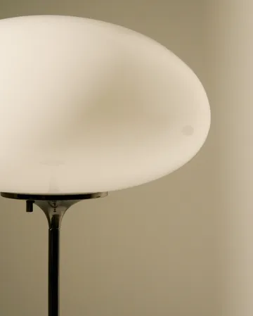 Stemlite golvlampa - Black chrome-opalglas, 150 cm - GUBI