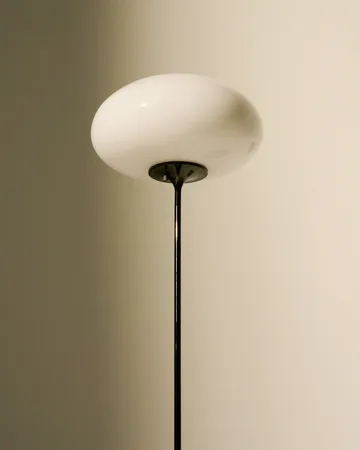 Stemlite golvlampa - Black chrome-opalglas, 150 cm - GUBI