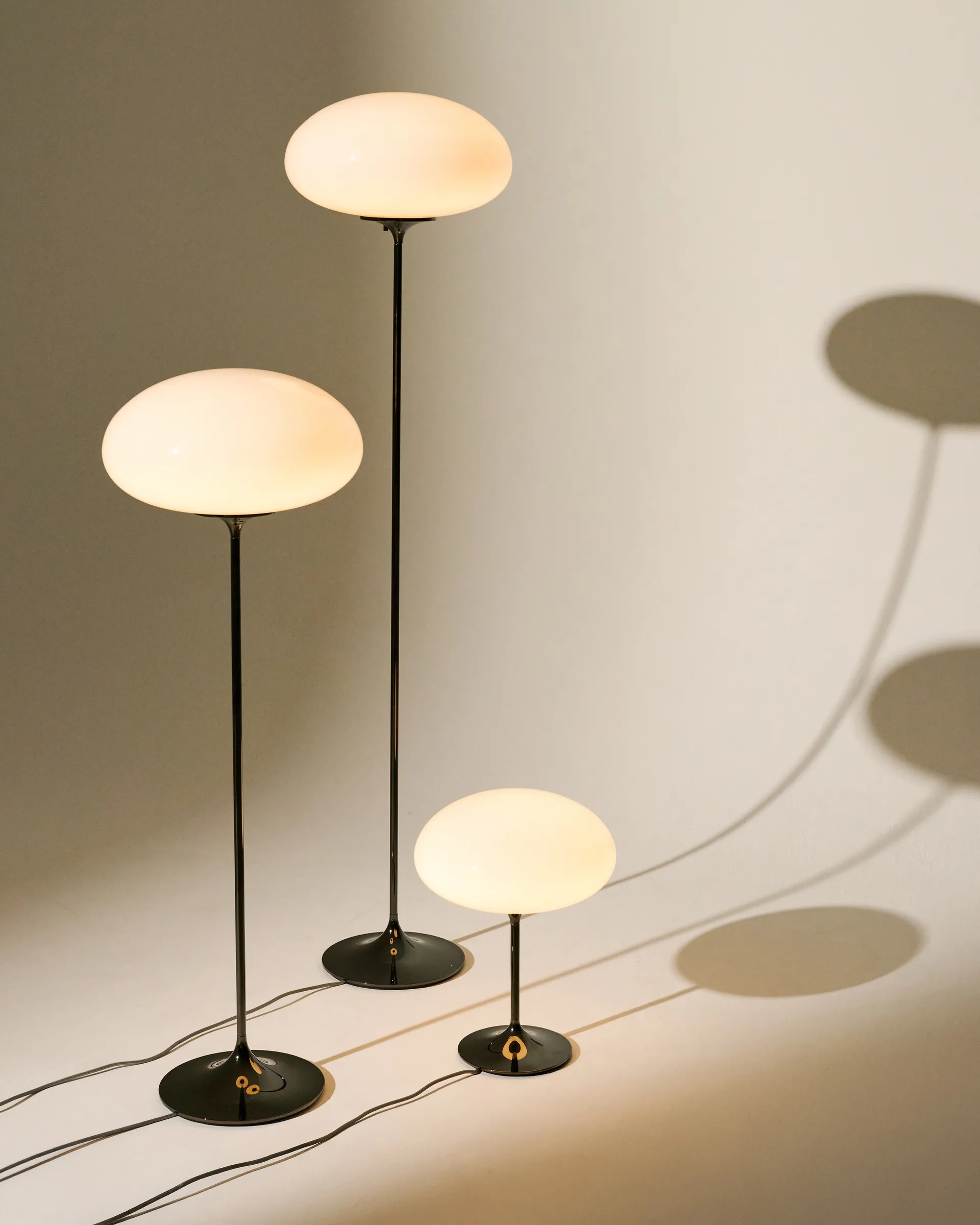 Stemlite golvlampa, Black chrome-opalglas, 150 cm GUBI