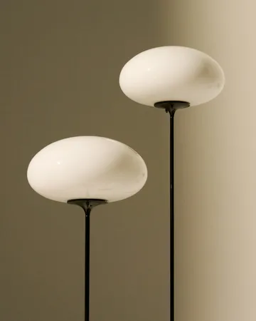 Stemlite golvlampa - Black red-opalglas, 110 cm - GUBI