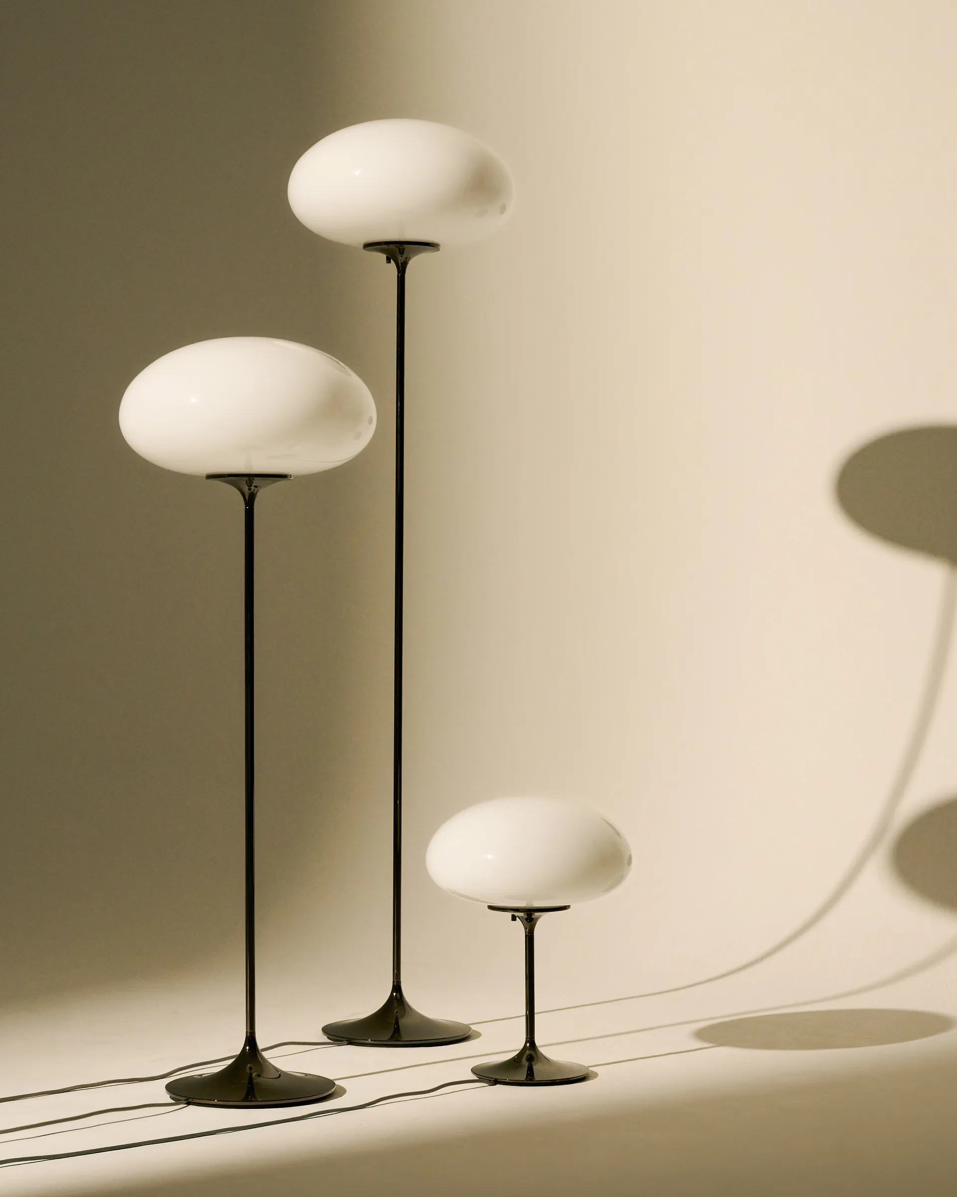 Stemlite golvlampa, Pebble grey-opalglas, 110 cm GUBI