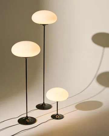 Stemlite golvlampa - Pebble grey-opalglas, 150 cm - GUBI