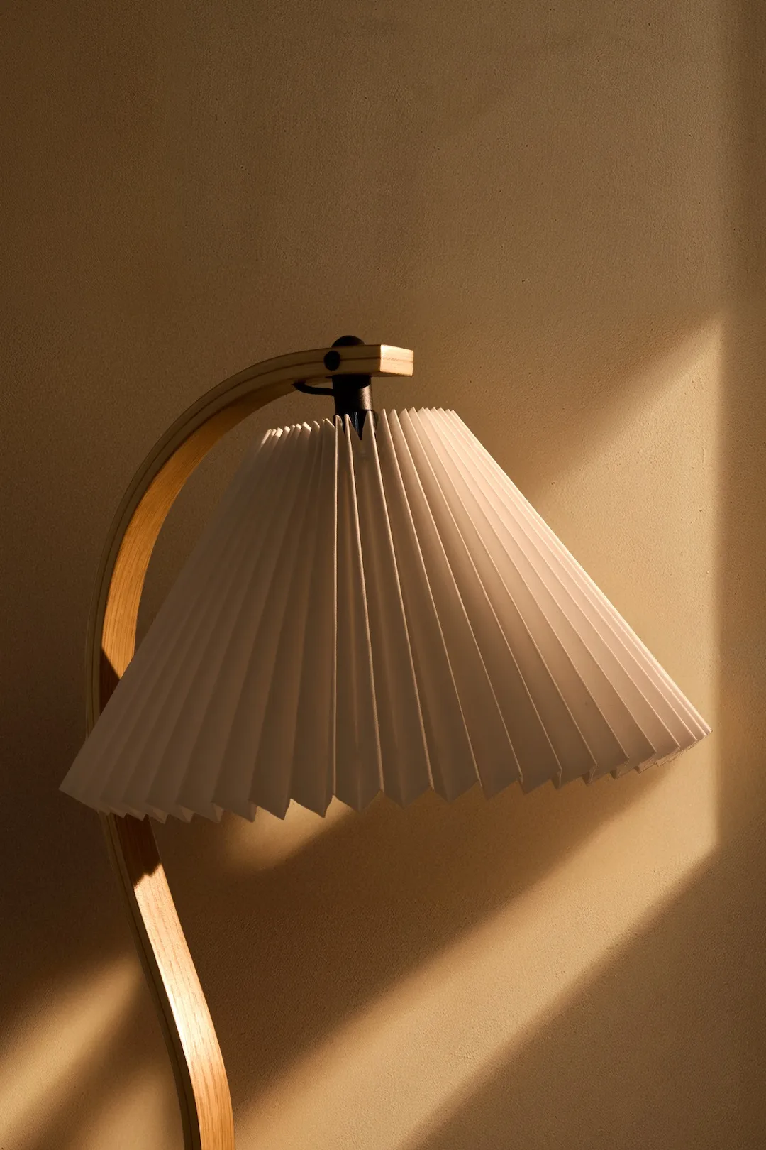 Timberline bordslampa, Oak-birch-white GUBI
