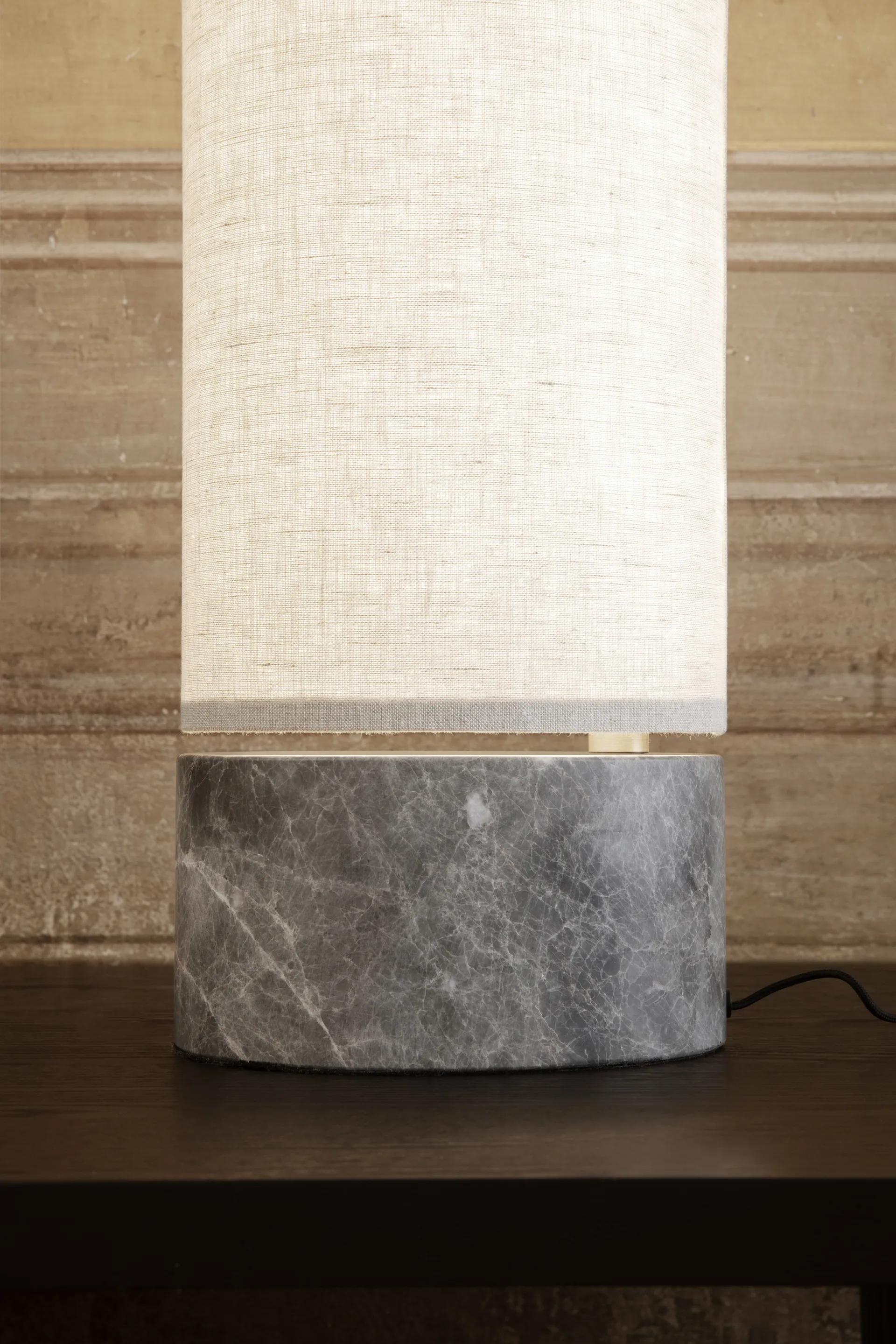 Unbound bordslampa, Kanvas-grå marmor GUBI