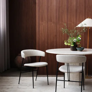 Violin dining chair - Karakorum 001 ivory-black matt - GUBI