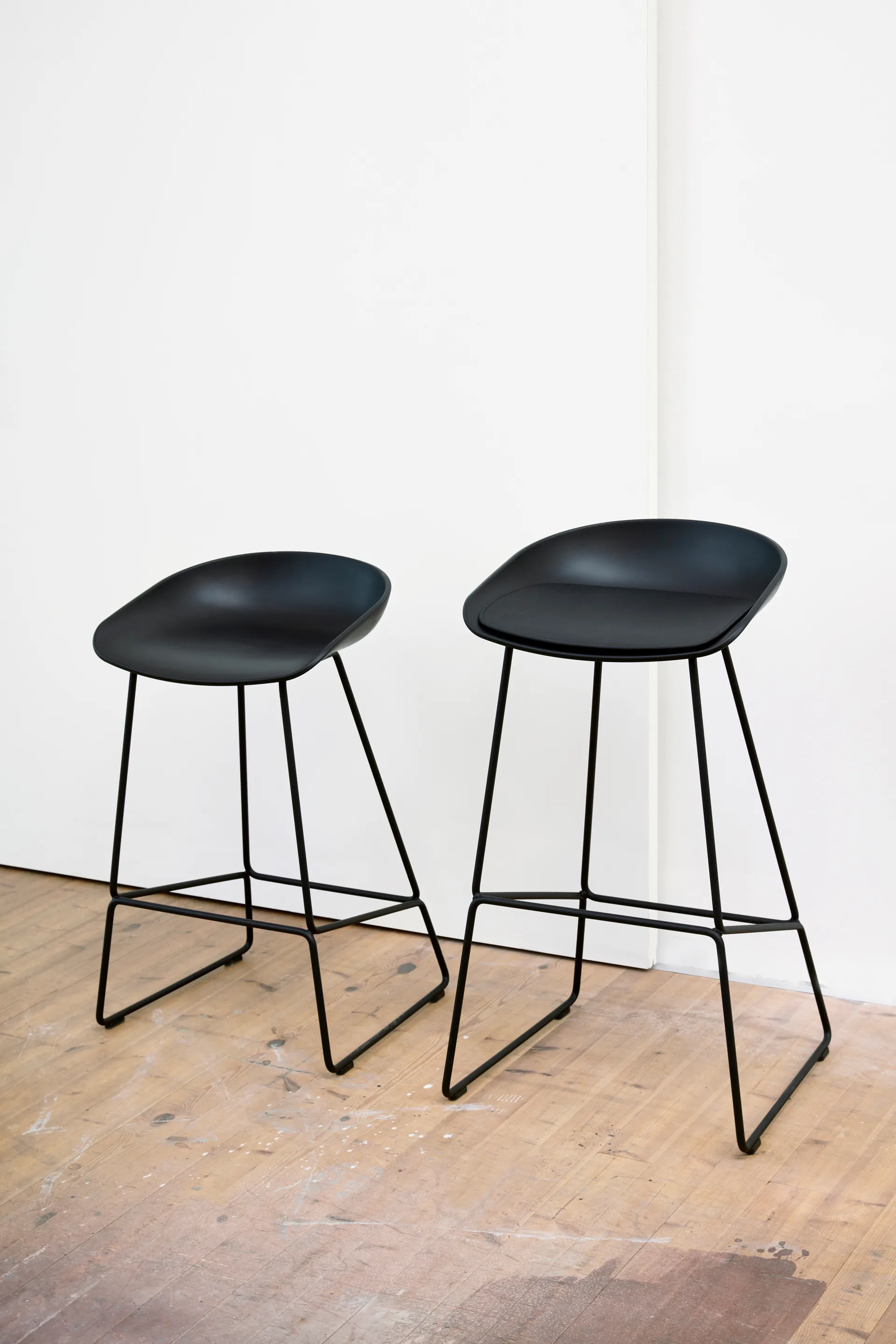 About a Stool 38 Low barstol 2.0, Svart-svart stålstativ HAY
