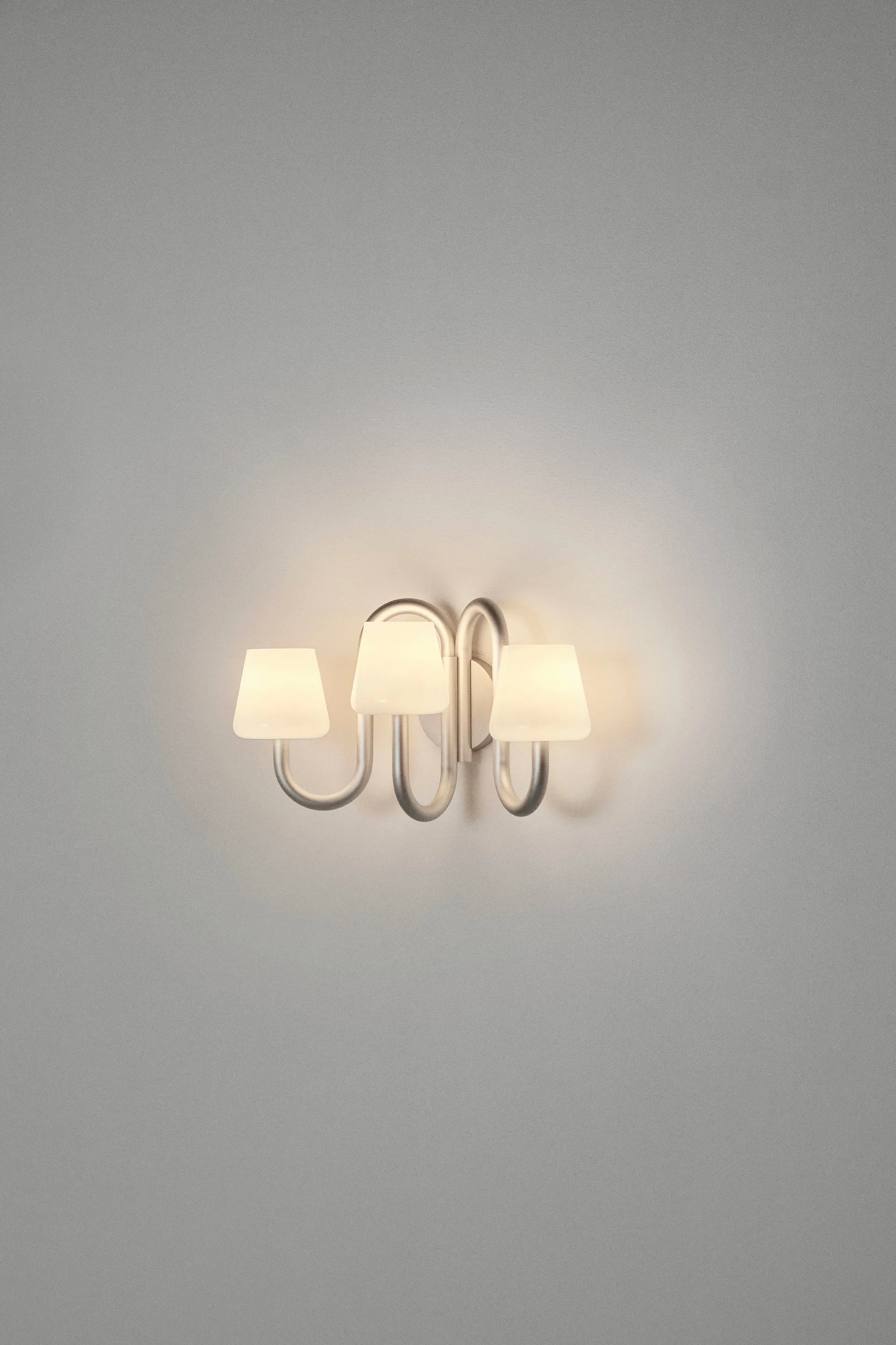 Apollo vägglampa, White opal HAY