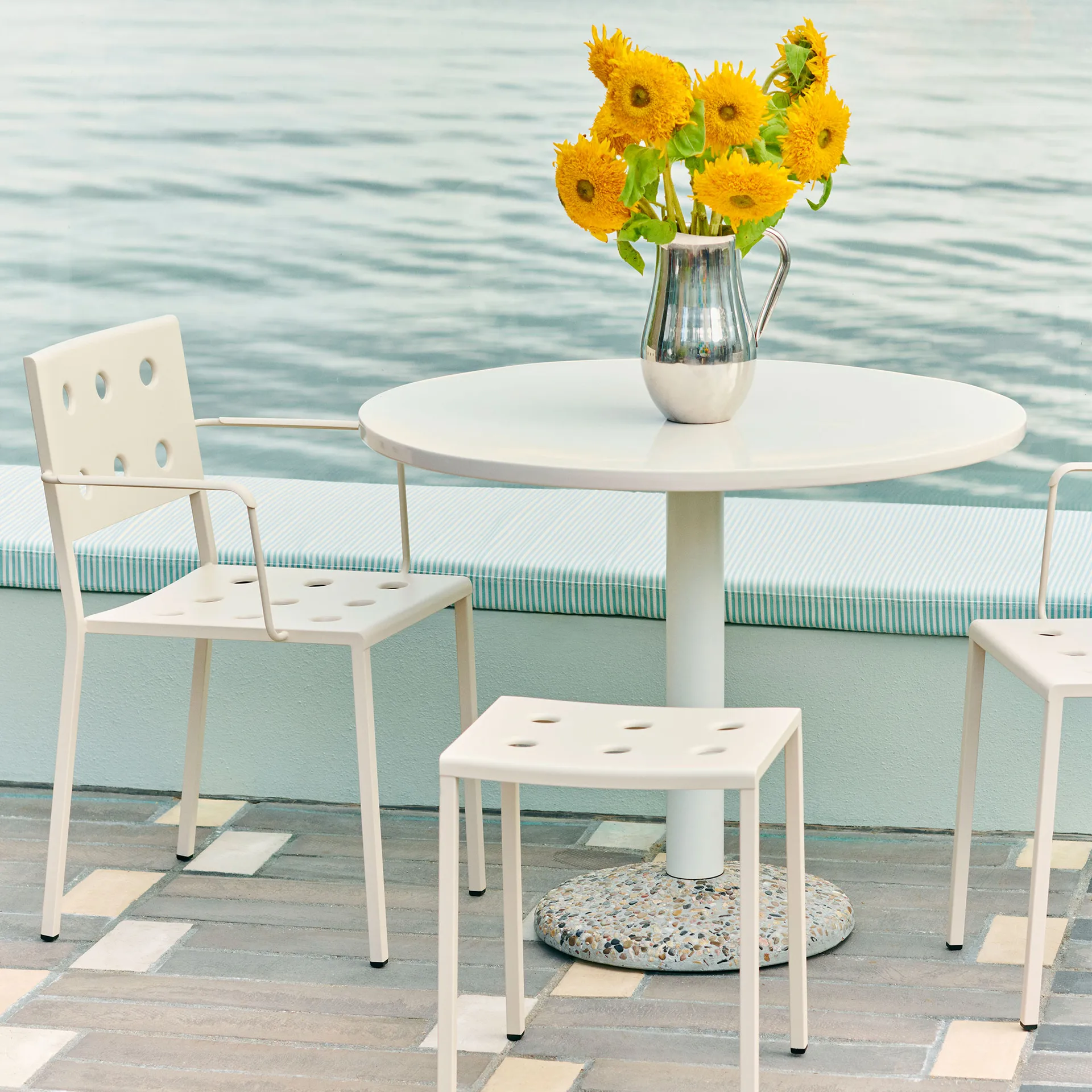 Ceramic Table bord Ø70 cm, Warm white HAY