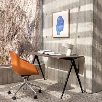 Pyramid 01 skrivbord - Oak clear lacquer-140x65cm-beige stålstativ - HAY