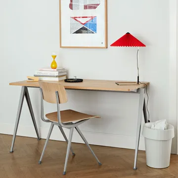 Pyramid 01 skrivbord - Oak smoked, 140x75cm, beige stålstativ - HAY