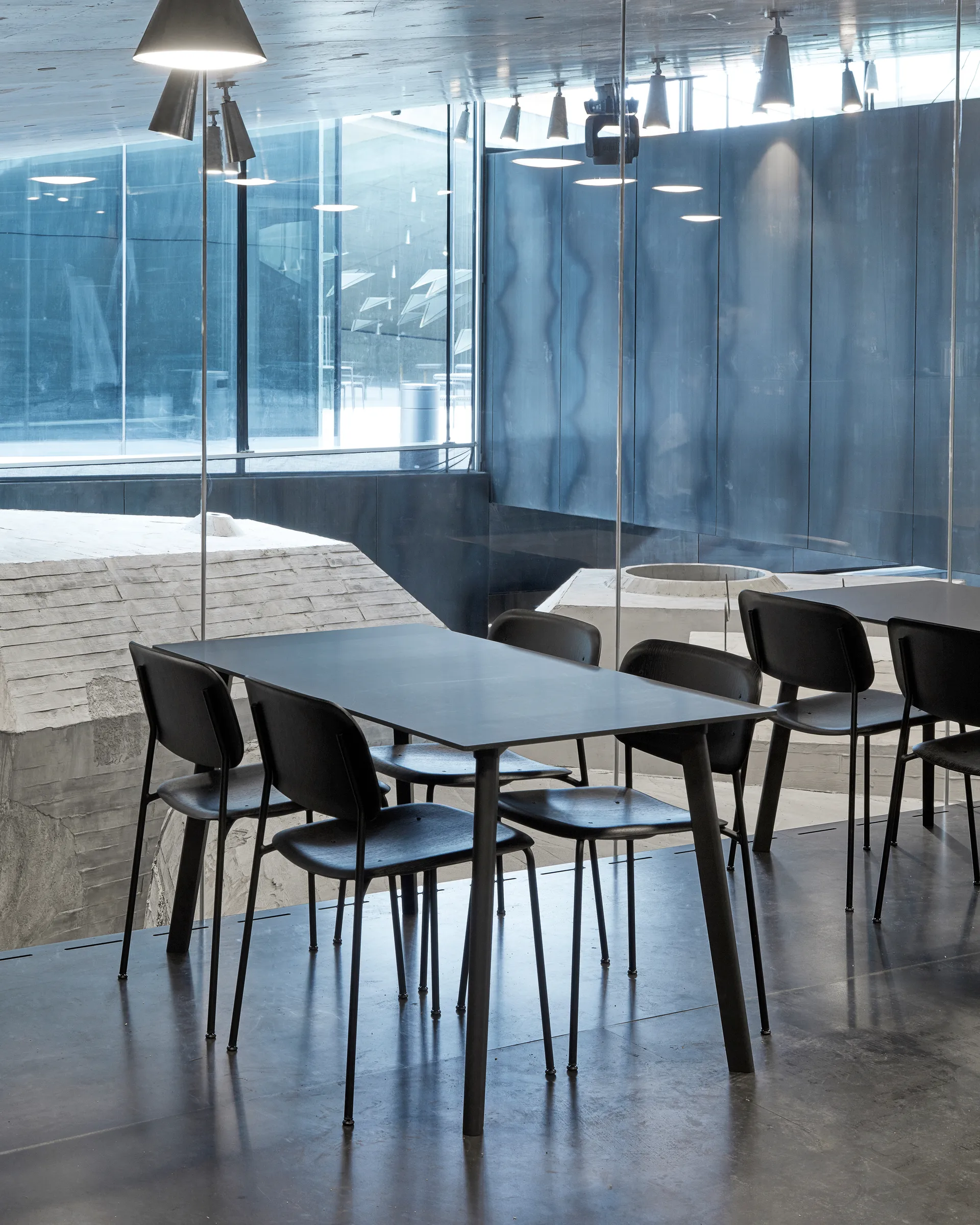 Soft Edge 40 stol, Soft black, svart stålstativ HAY