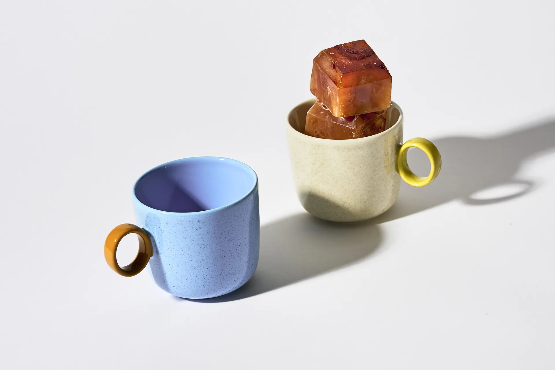 Play mugg prickig 35 cl, elfenben-oliv Iittala