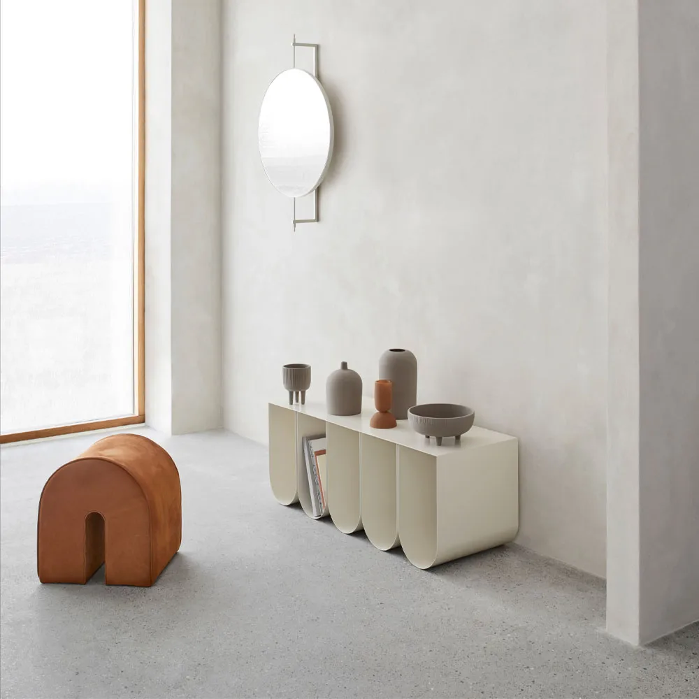 Curved sittpuff, Läder black Kristina Dam Studio