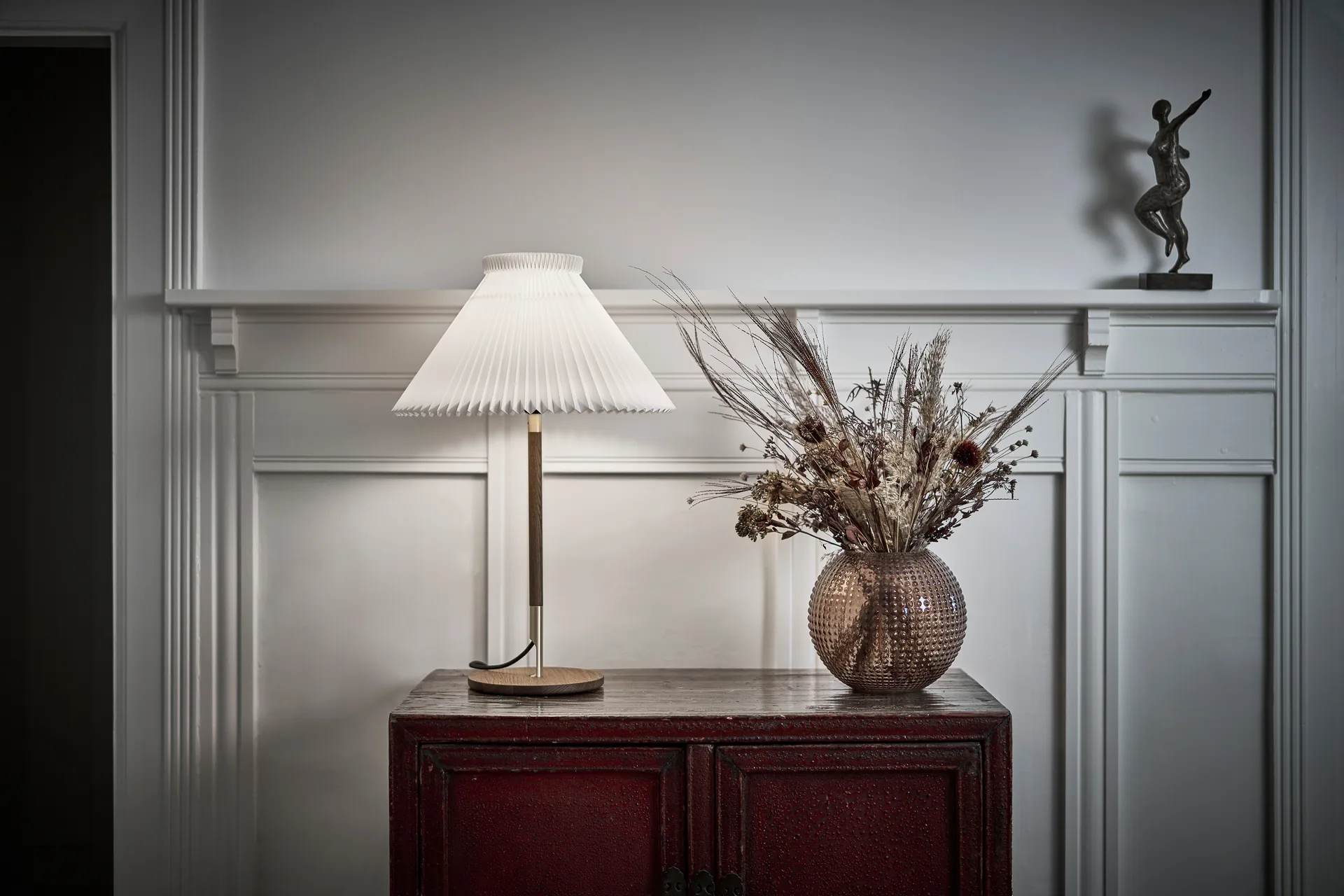 LK80 borslampa 70 cm, Smoked oak-brass Le Klint
