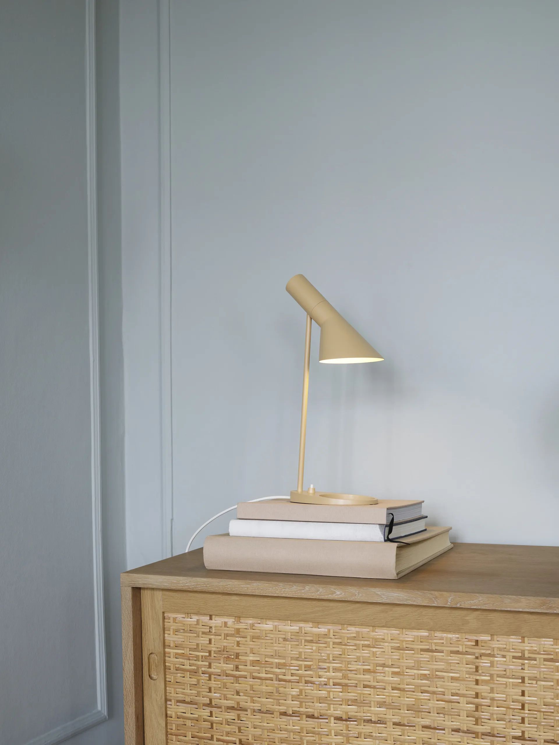 AJ MINI bordslampa, Warm sand Louis Poulsen