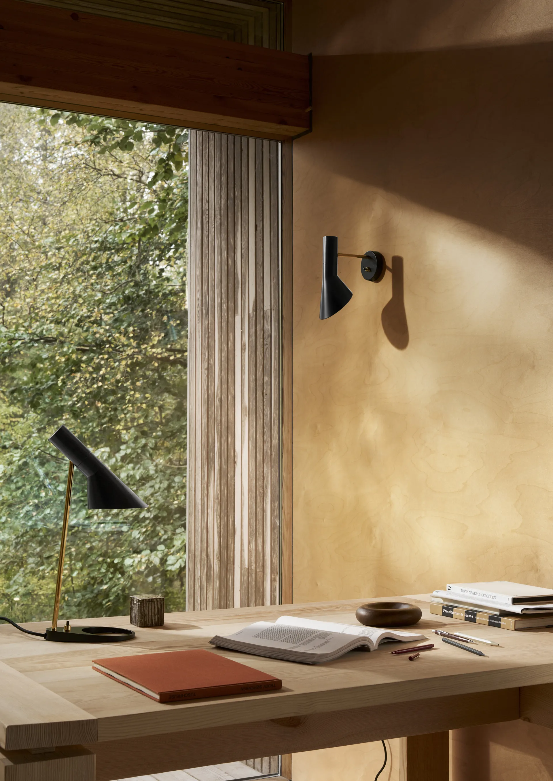 AJ vägglampa fast installation, Brass-black Louis Poulsen