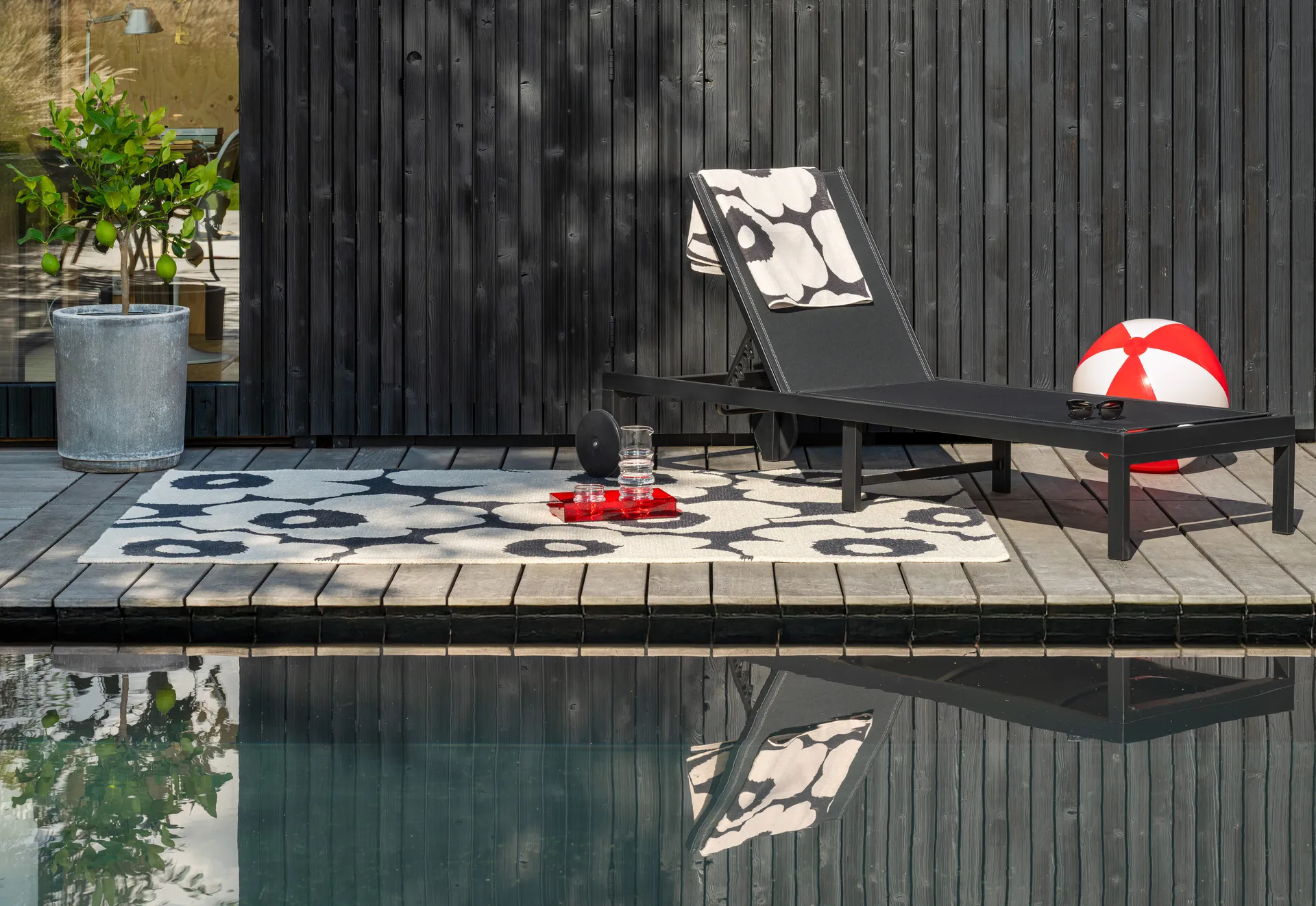 Unikko matta outdoor, Charcoal-white, 140x200 cm Marimekko