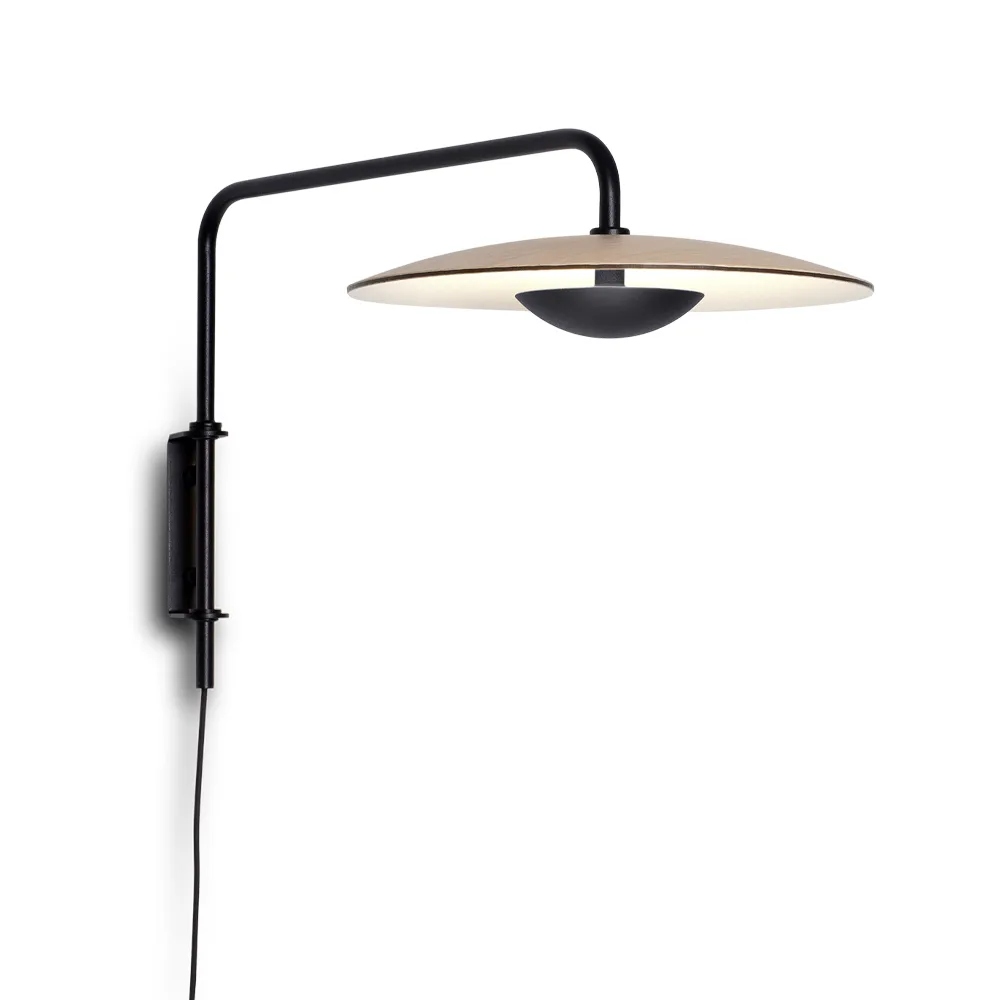Ginger 20 A vägglampa, ek, svart stålstativ Marset