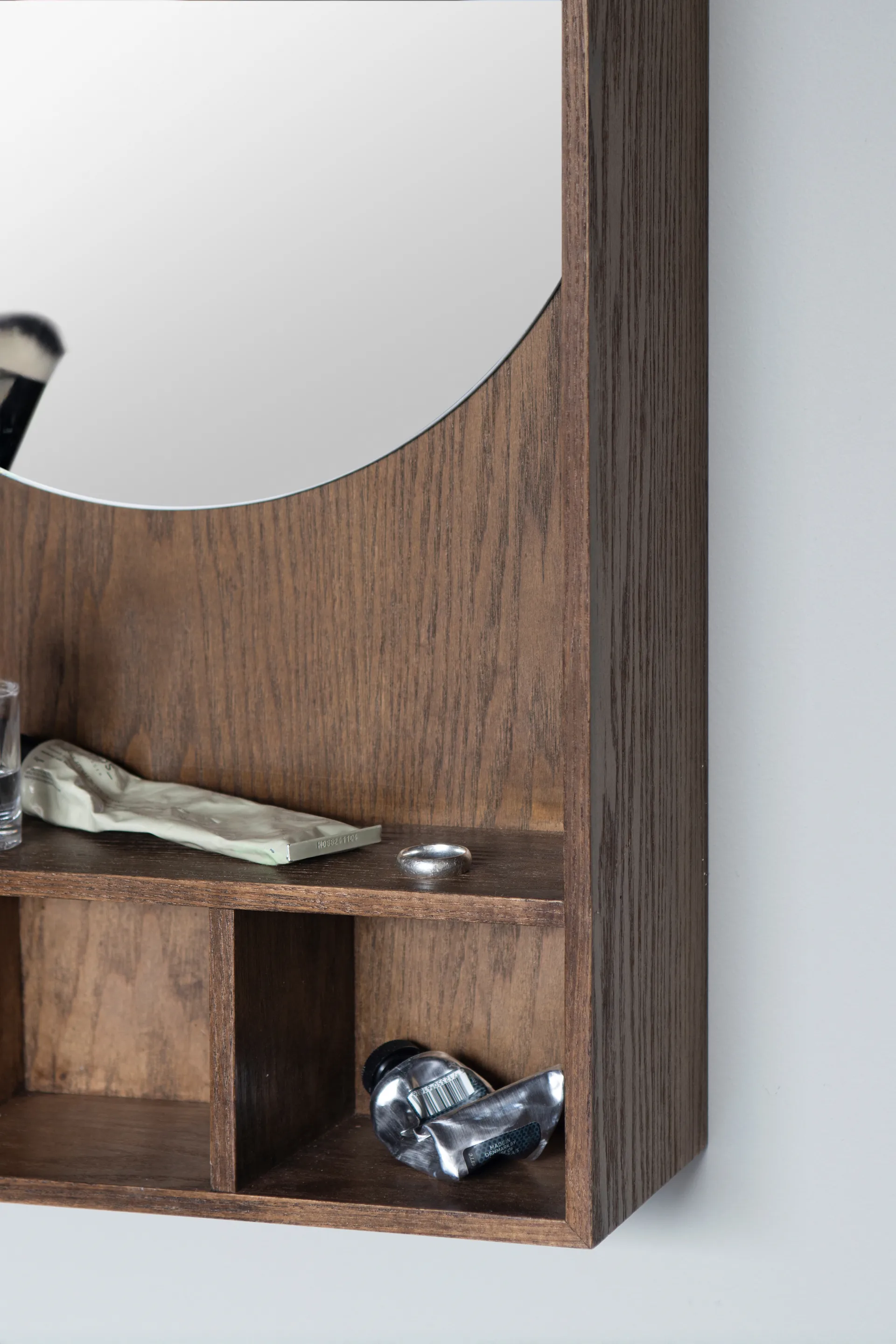 Show-me spegel med hylla small, Dark oiled Mette Ditmer