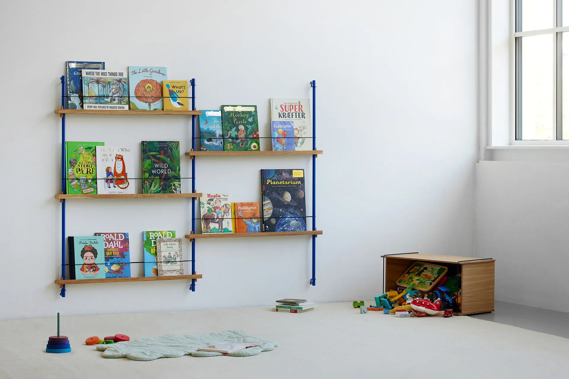 Magazine Shelving tidningsställ, Black, 85x115x7 cm, MS.115.1 MOEBE