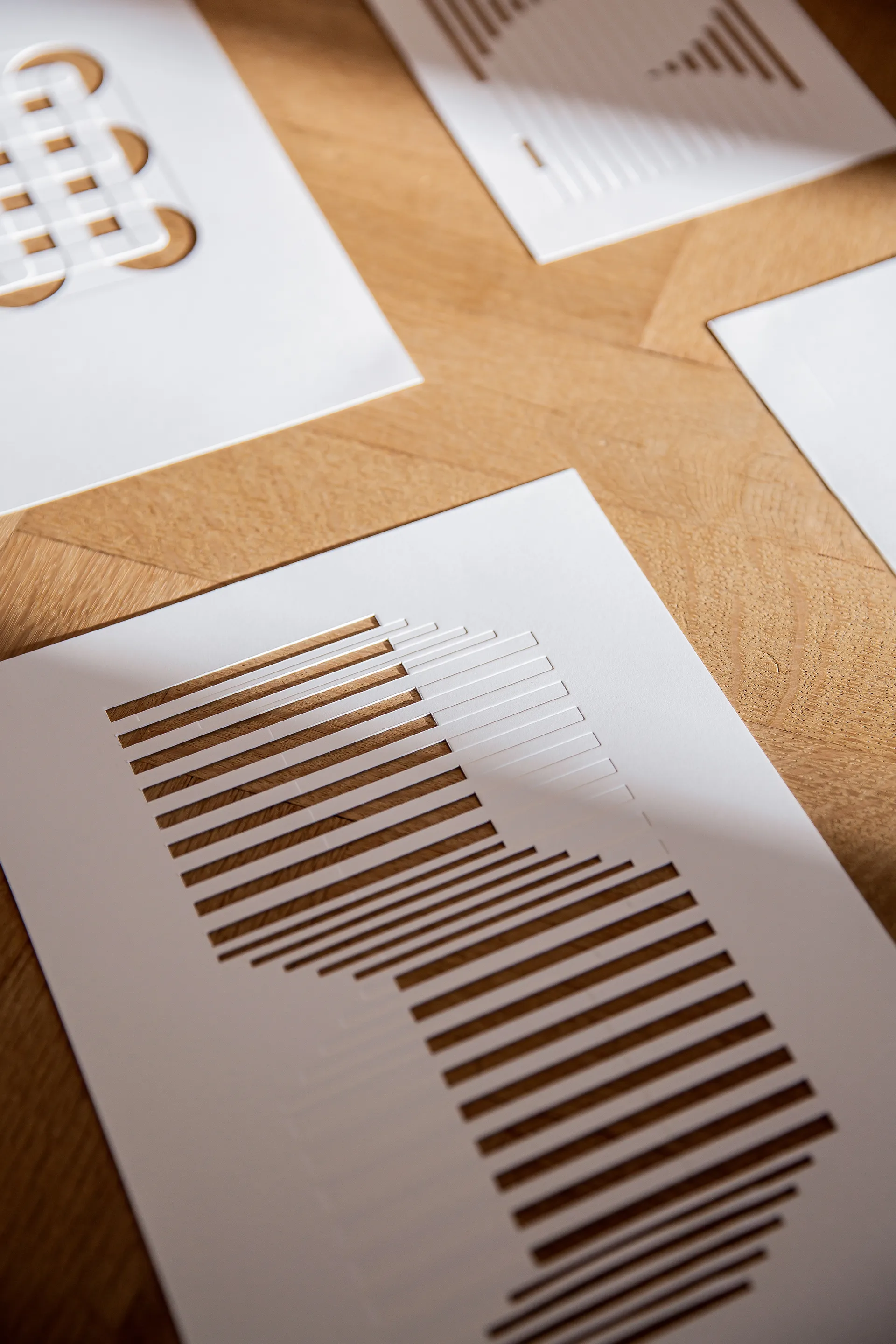 Relief konstverk shifted lines 29,7x42 cm, Off White MOEBE