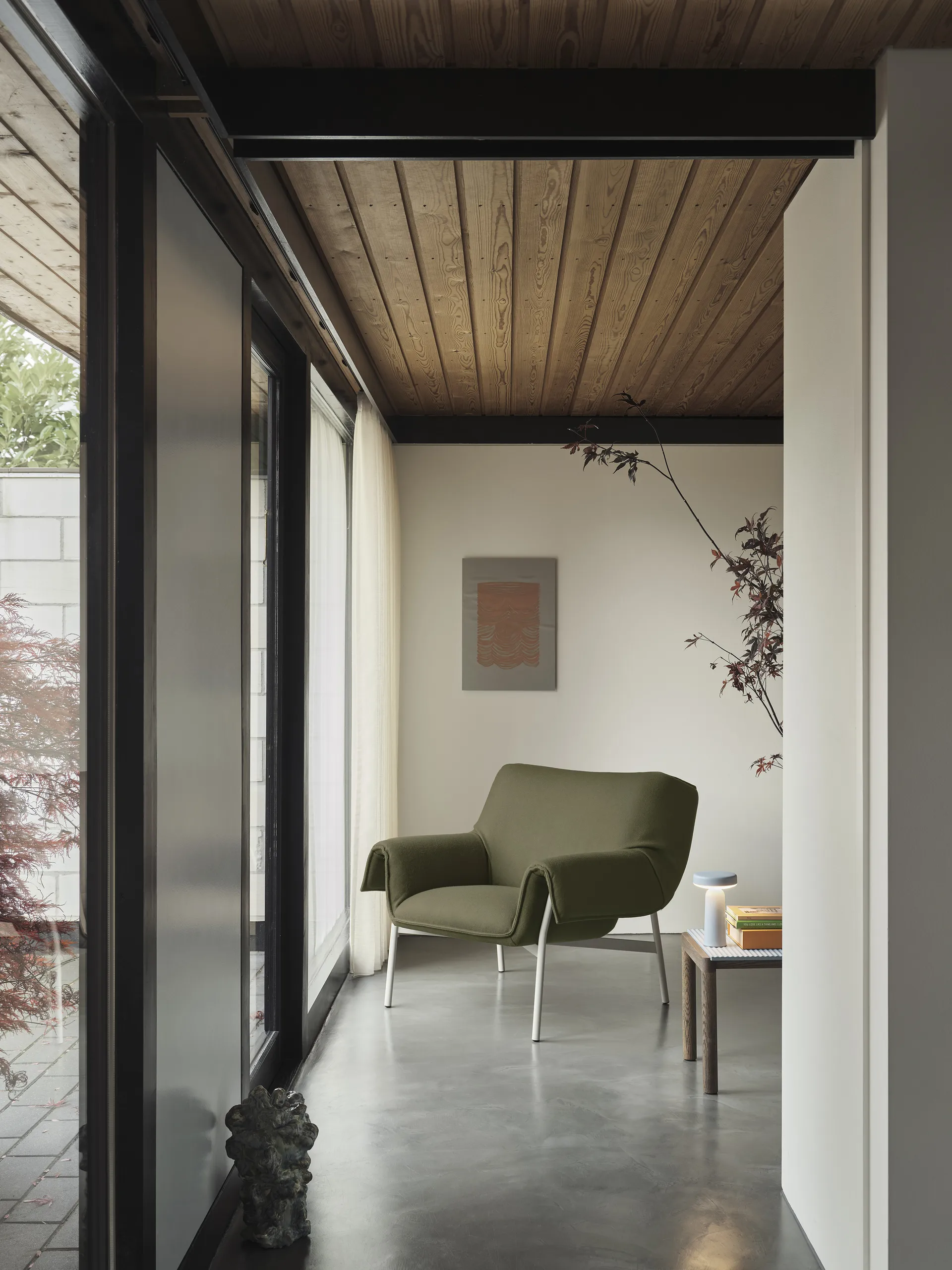 Couple 1 Wavy soffbord 40x84x40 cm, Pale blue-dark oiled oak Muuto