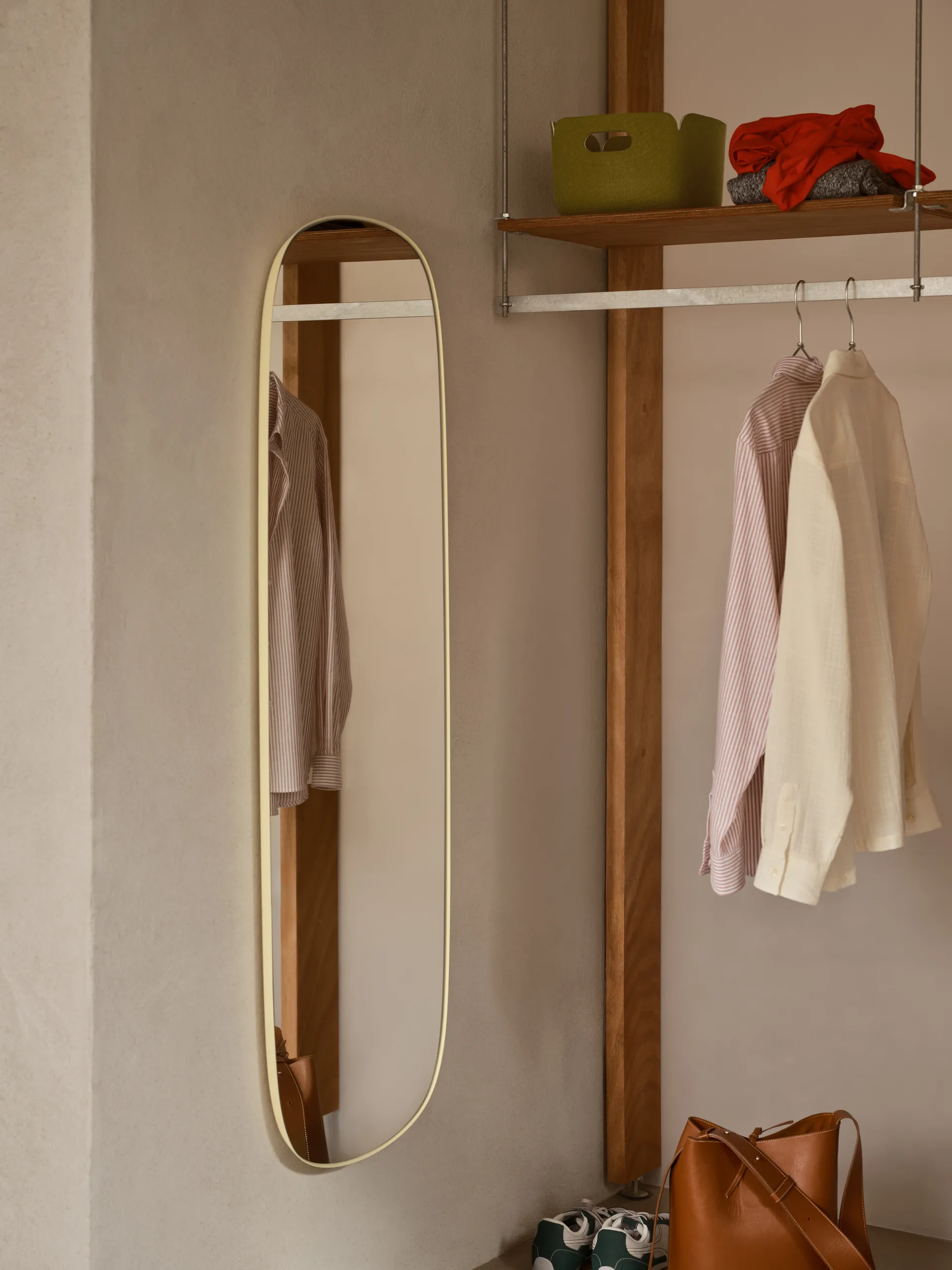 Framed spegel, Light yellow-clear, 150x50 cm Muuto