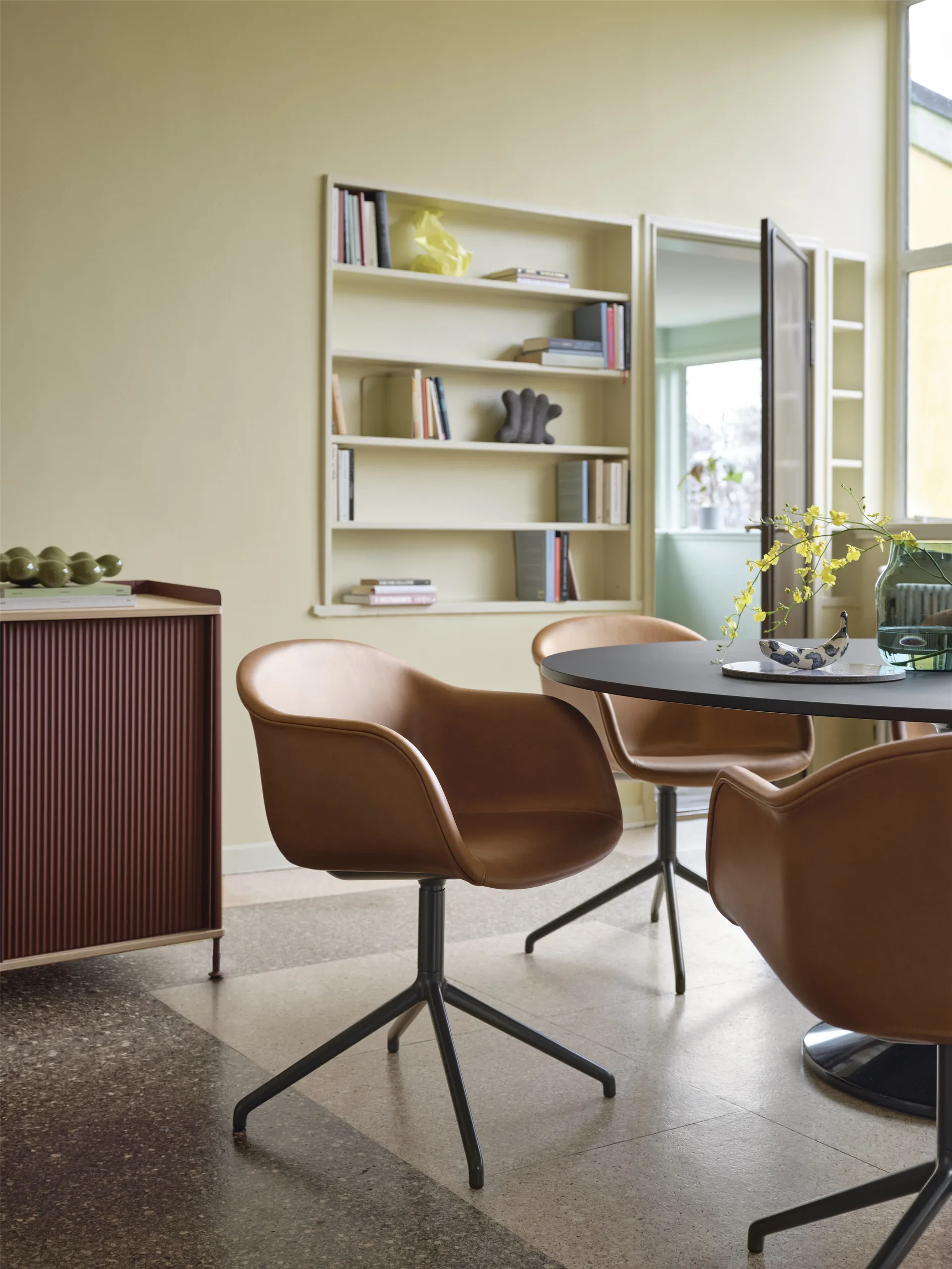 Midst pelarbord, Black linoleum-black, Ø160 cm Muuto