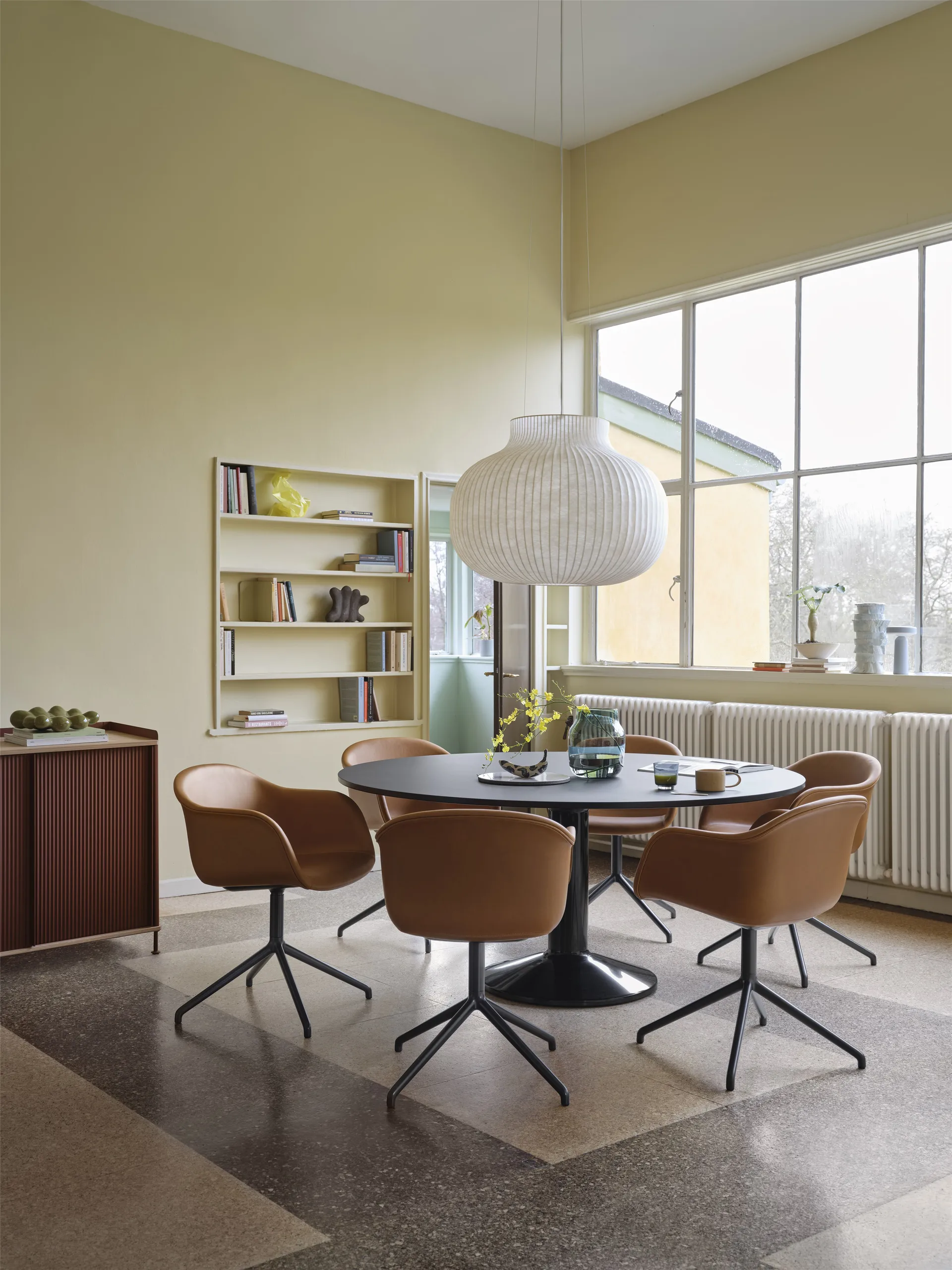 Midst pelarbord, Black linoleum-black, Ø160 cm Muuto