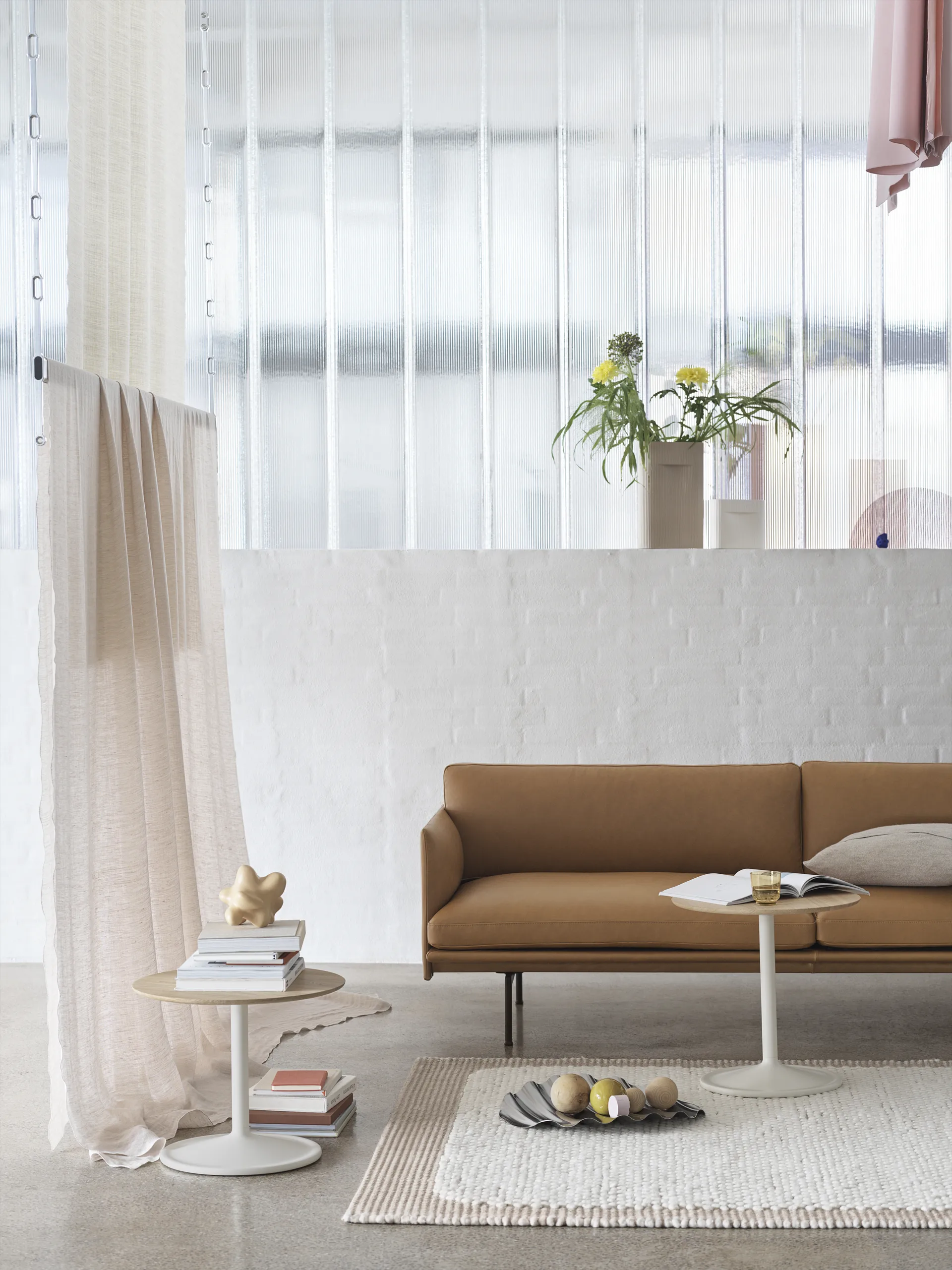 Outline 3,5-sits soffa polished alu, Grace leather Camel Muuto