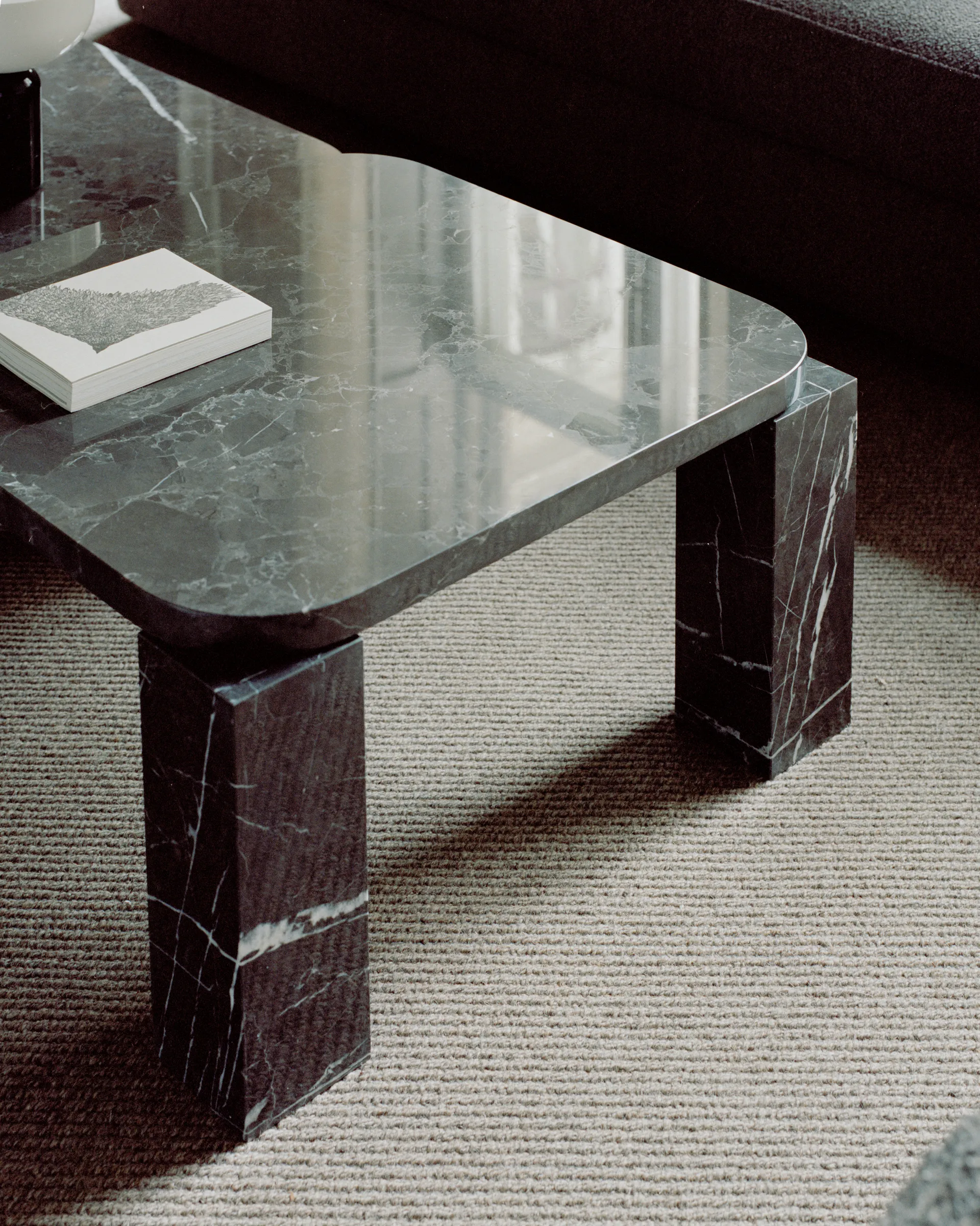 Atlas soffbord 60x60 cm, Costa black marble New Works
